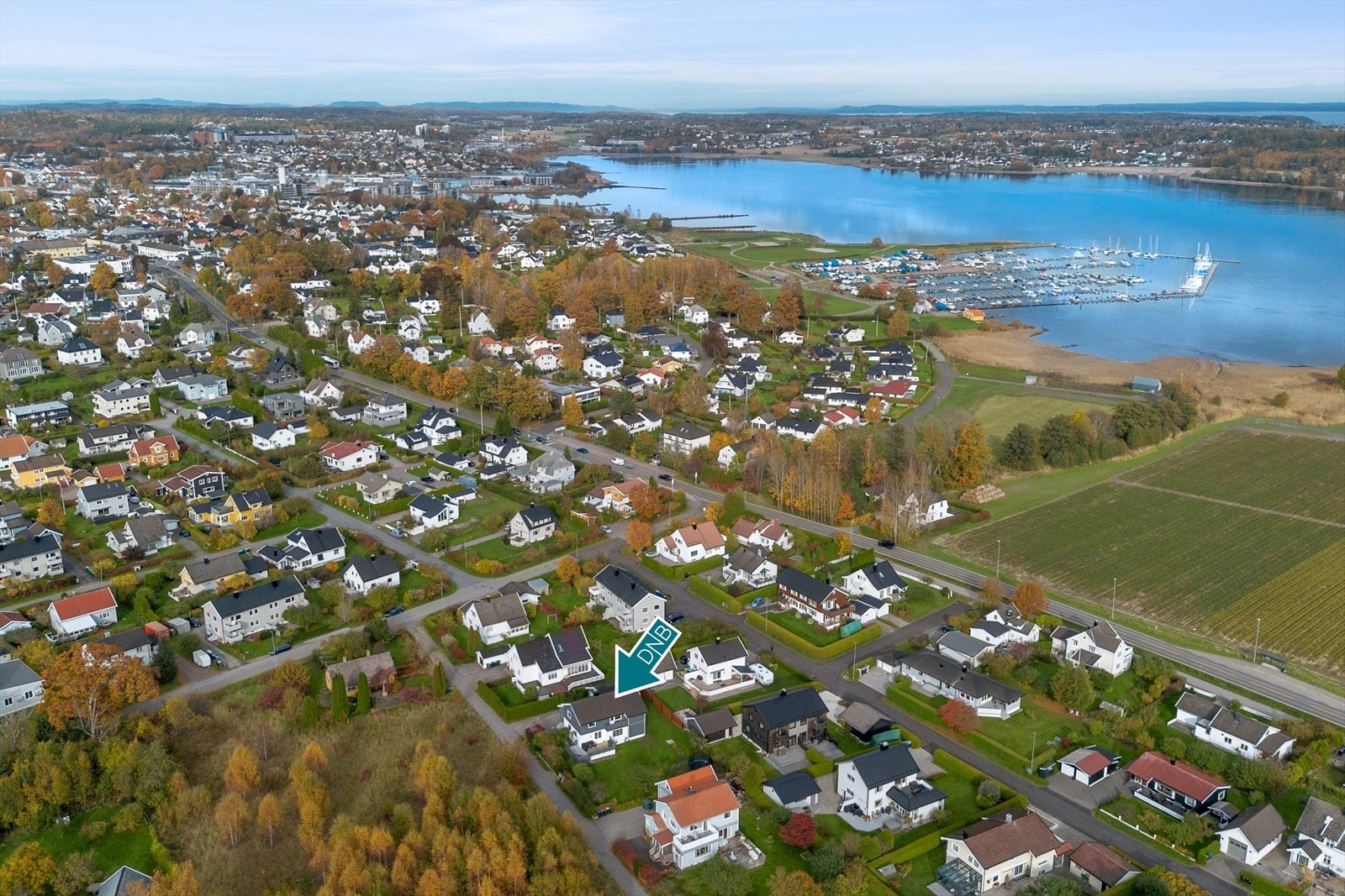 Det er kort vei til Teie Torv med et godt utvalg butikker og servicetilbud. Skulle man likevel mangle noe er det kort vei til Tønsberg sentrum med alt av det Norges eldste by har å by på. Galleribilde