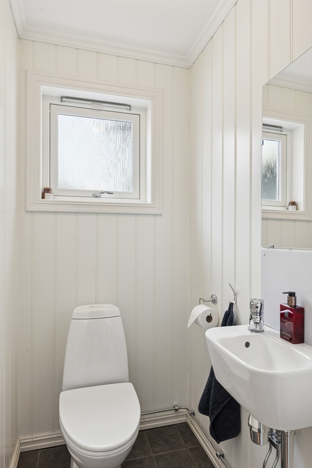 I hovedetasjen finner man også et toalettrom innredet med toalett og servant. Galleribilde
