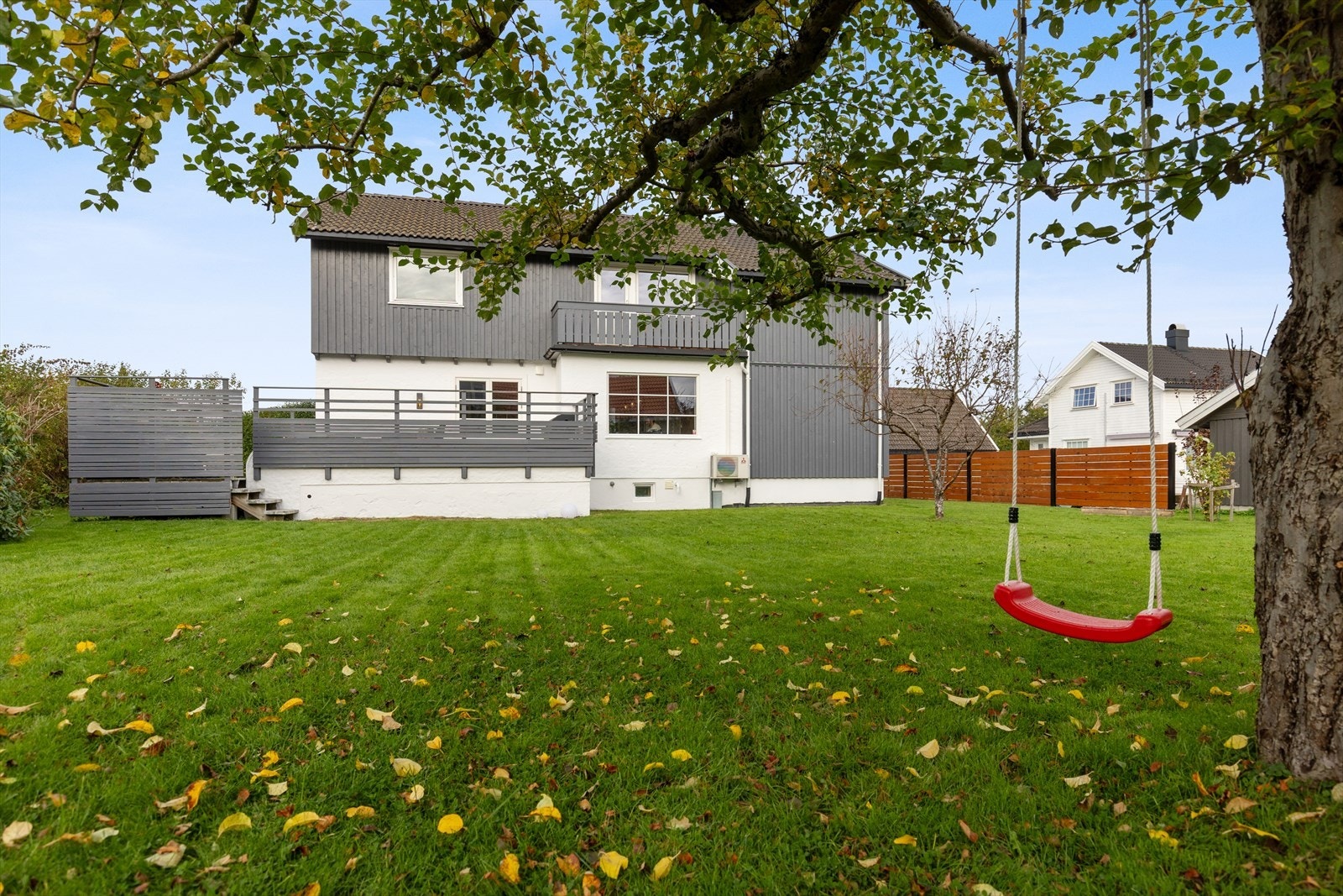 Hagen er av god størrelse og har rikelig med boltreplass for både store og små. Galleribilde