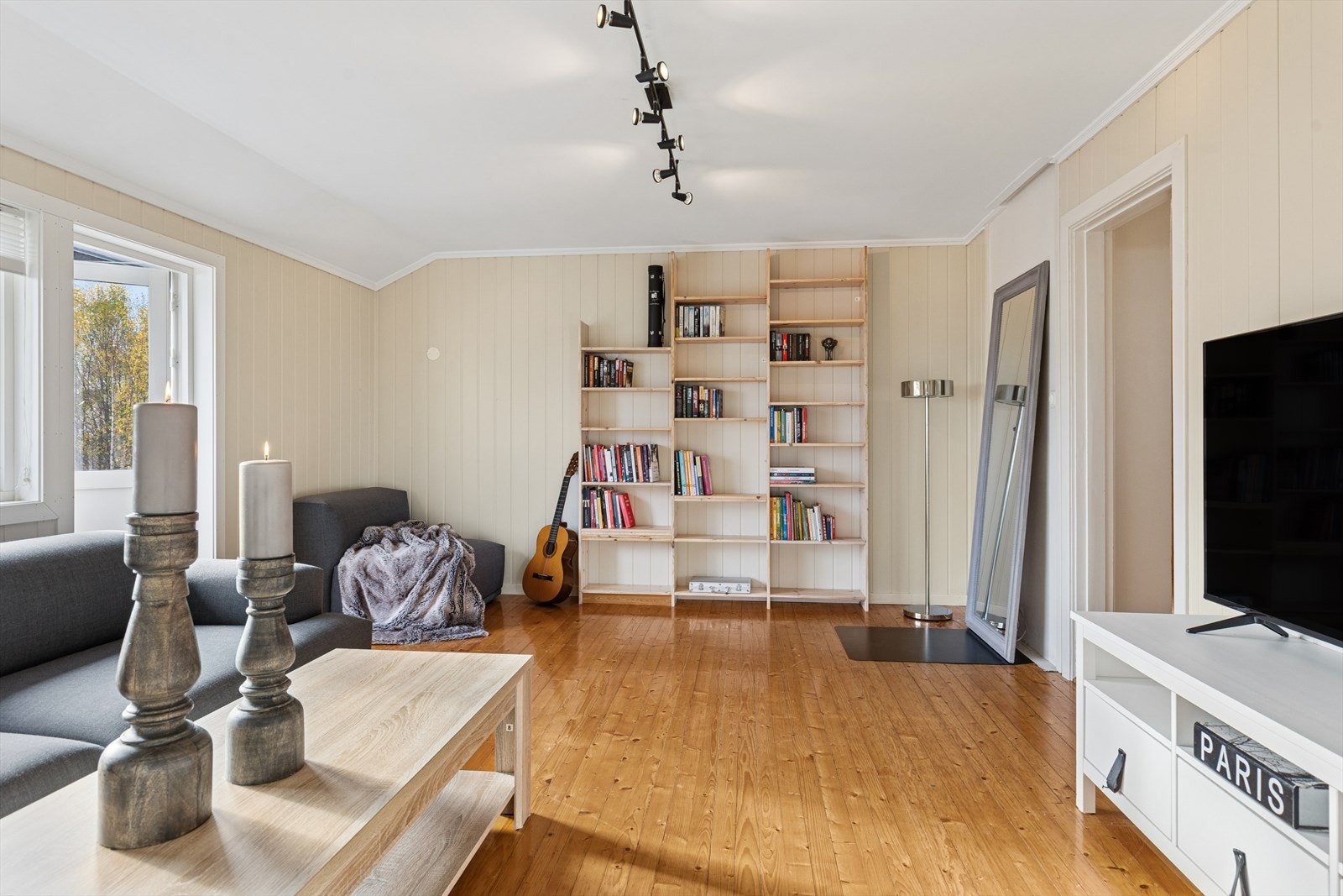 I boligens andre etasje finner man en romslig tv-stue hvor man kan trekke seg tilbake og slappe av. Galleribilde