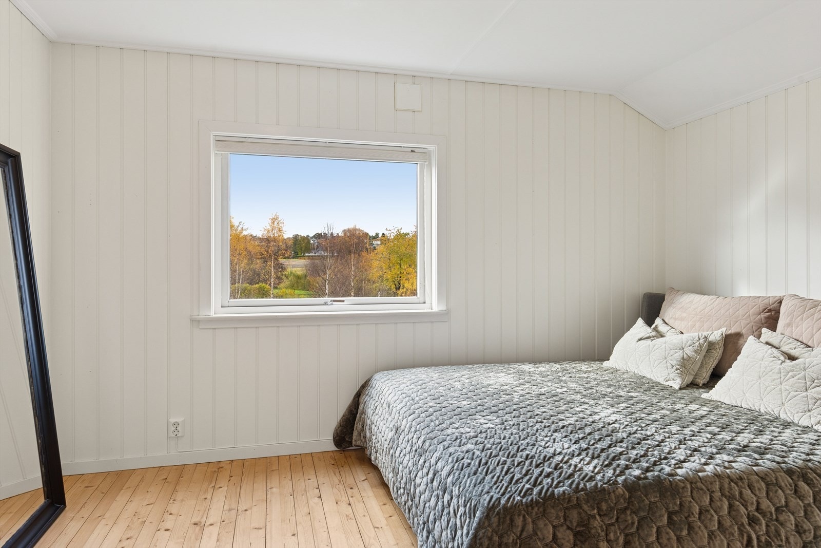 Soverom 3 er som de andre soverommene av god størrelse og har god plass til både dobbeltseng og garderobe. Galleribilde