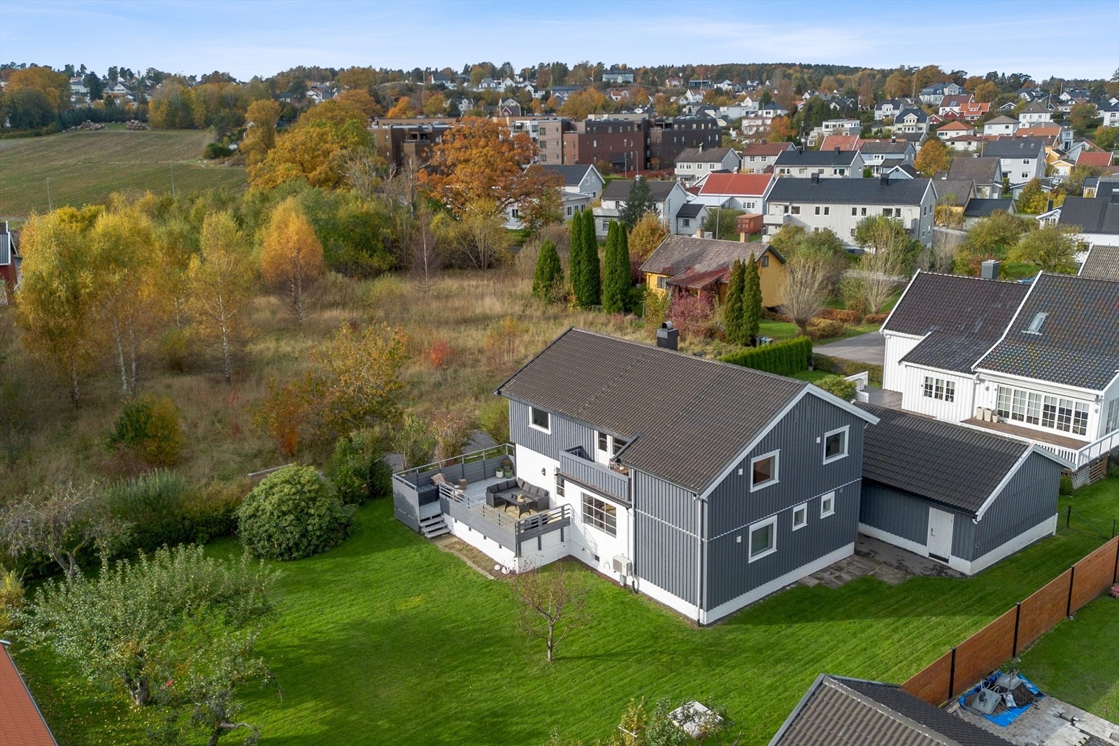 Eiendommen er på ca. 1 004 kvm og er flott opparbeidet med en stor og tilnærmet flat hage som er pent beplantet med prydbusker og frukttrær. Galleribilde
