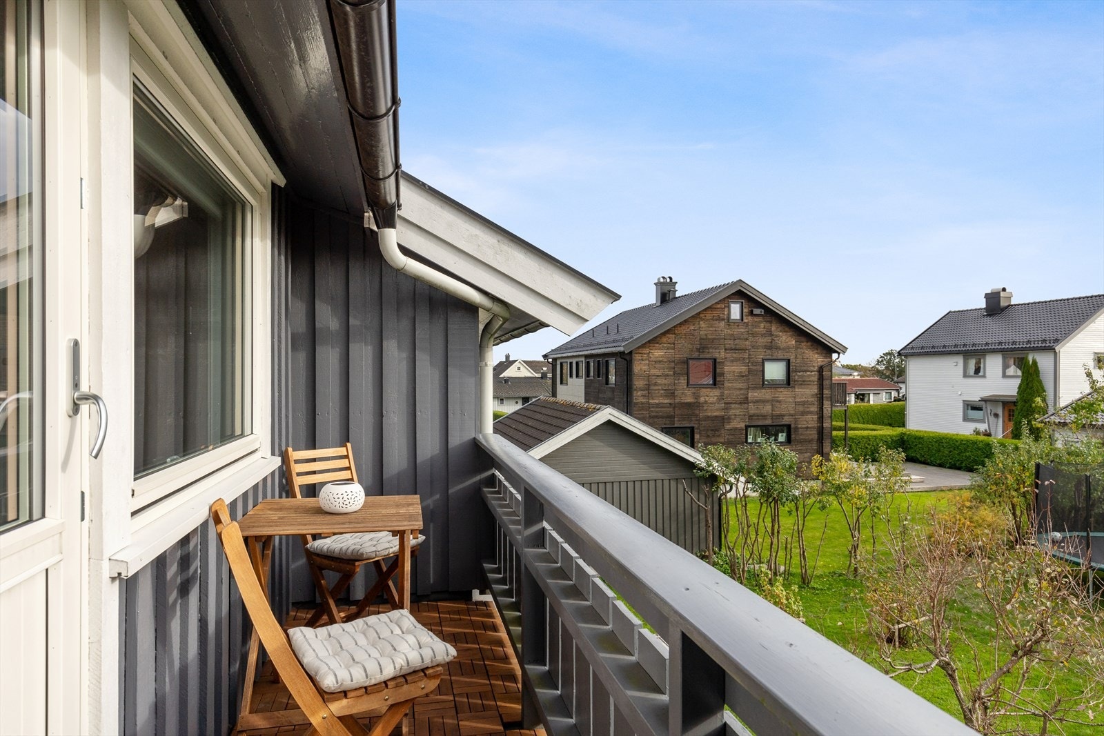 Fra stuen har man utgang til en koselig balkong med utsikt over hagen. Galleribilde