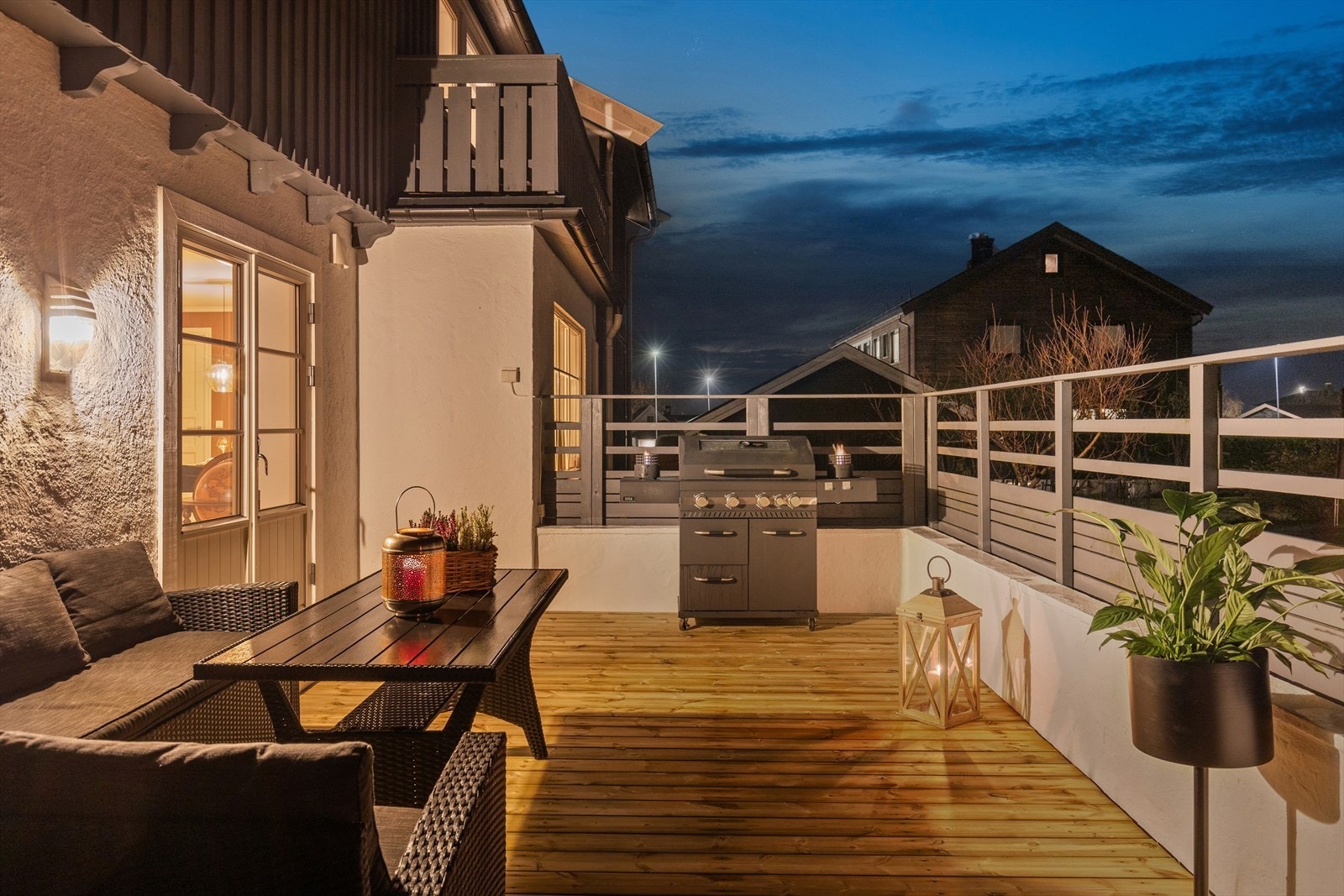 Fra stuen har man utgang til en romslig og skjermet terrasse hvor man har god plass til å møblere med sittegruppe. Galleribilde