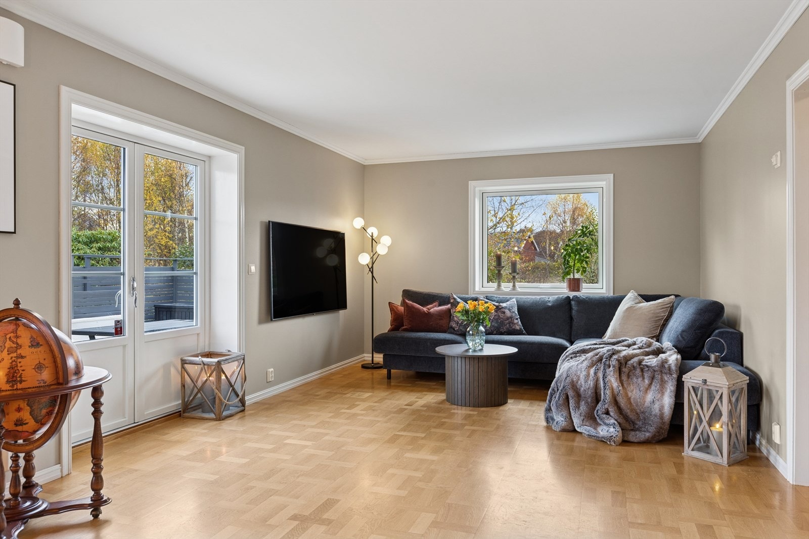 Klassisk og flott gulv i kombinasjon med slette og lysmalte flater. Galleribilde