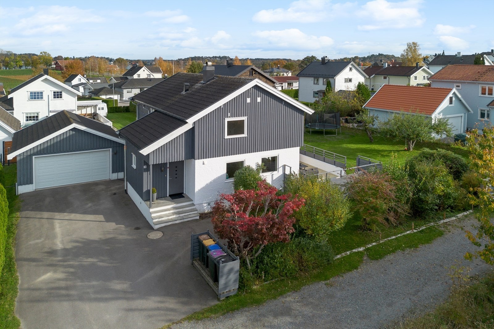 Boligen har en tilhørende dobbel garasje og et stort gårdsrom med god plass til parkering av flere biler. Galleribilde