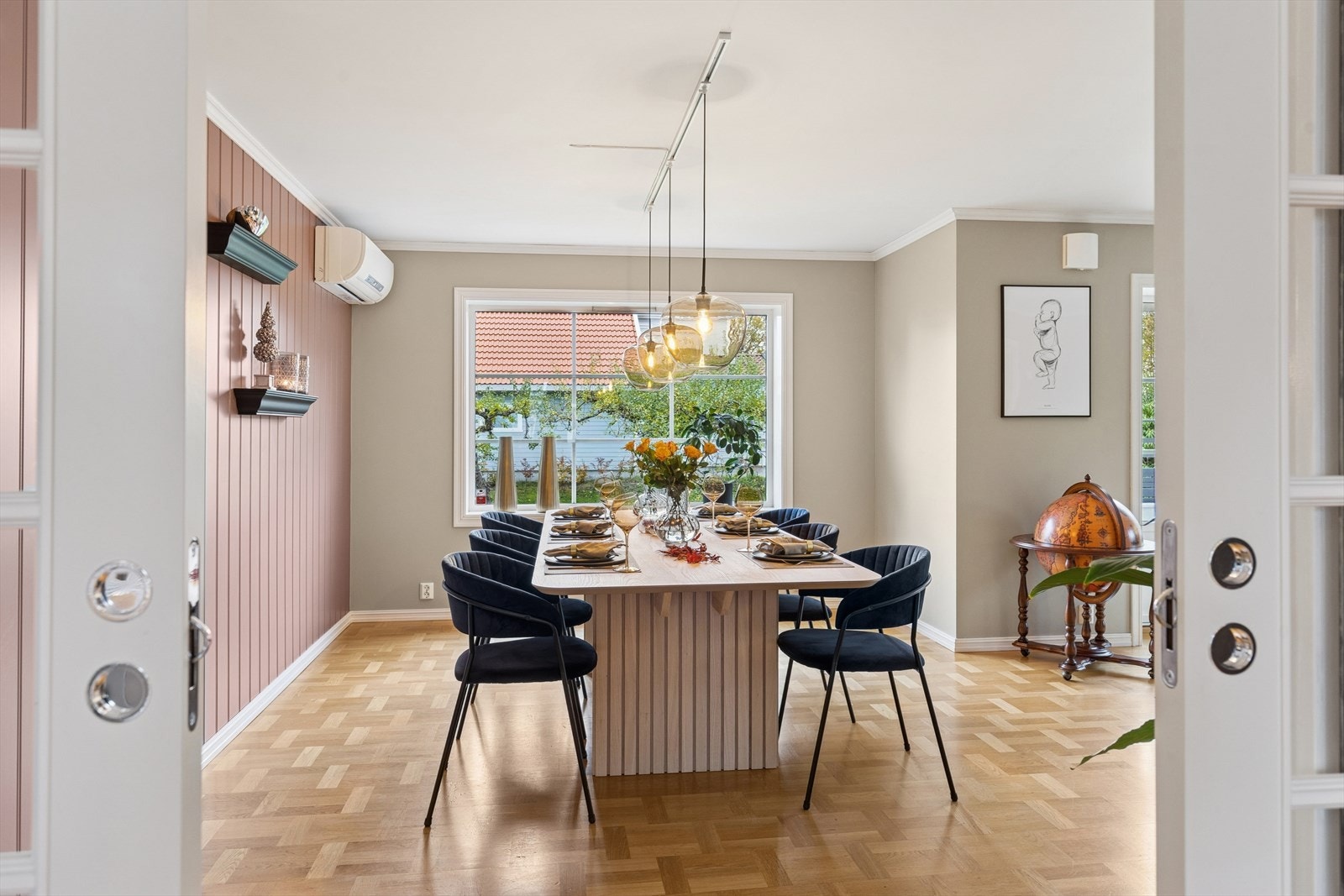 Doble skyvedører skiller stue og kjøkken. Galleribilde