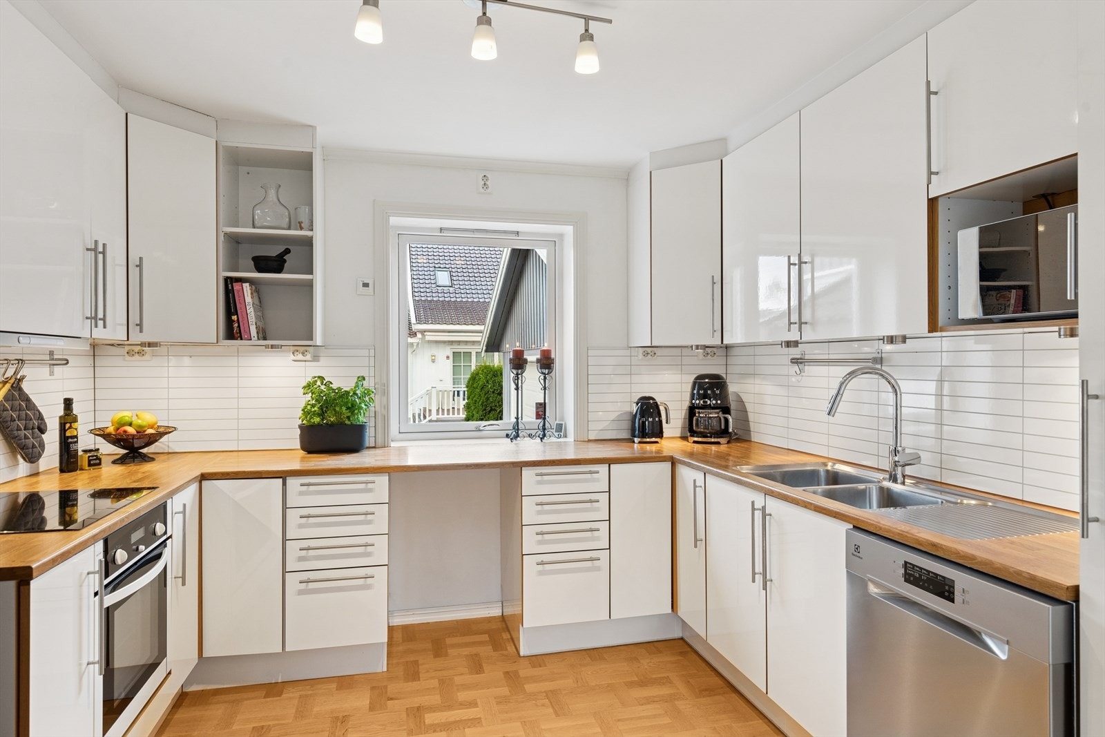 Kjøkkenet ble byttet i 2009 og er innredet med hvite, slette fronter og trefarget benkeplate i laminat. Et stort og godt kjøkken hvor man har rikelig med skap- og skuffeplass, samt gode arbeidsflater på benk. Galleribilde