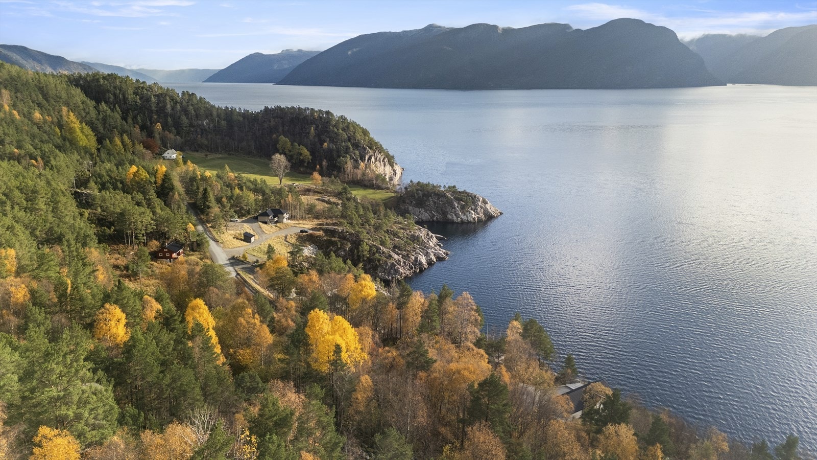 Eigedommen ligg fint til på Avsneset i Høyanger kommune Galleribilde