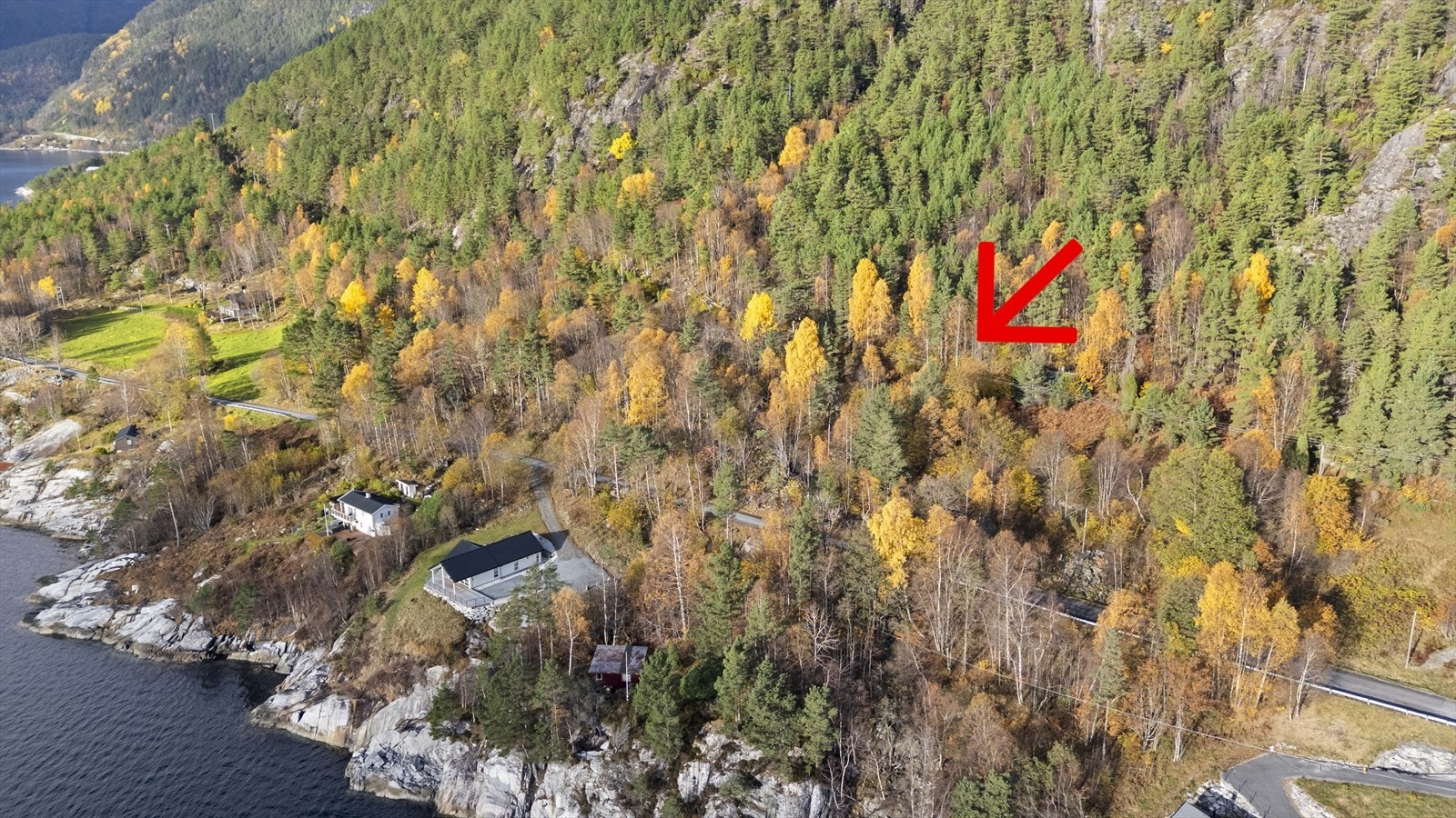 Tomta ligg på oppsida av offentleg veg og er ikkje opparbeida Galleribilde