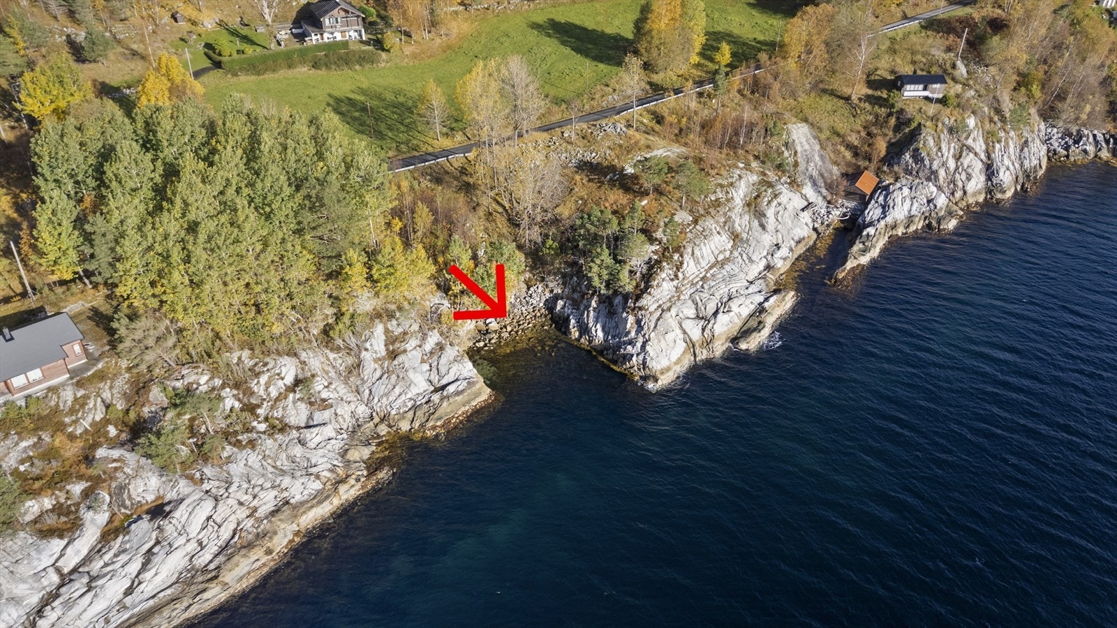 Med tomta er det rett til å føre opp naust i vik som ligg nokre hundre meter vest for tomta Galleribilde