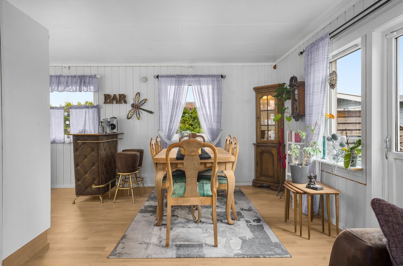 God plass til spisebord mellom kjøkken ogh stue. Galleribilde