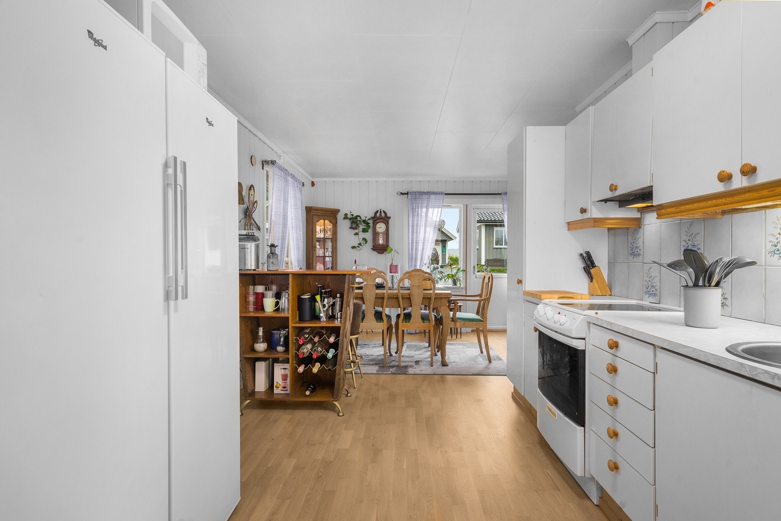 Fra kjøkken inn mot spisestuen. Galleribilde