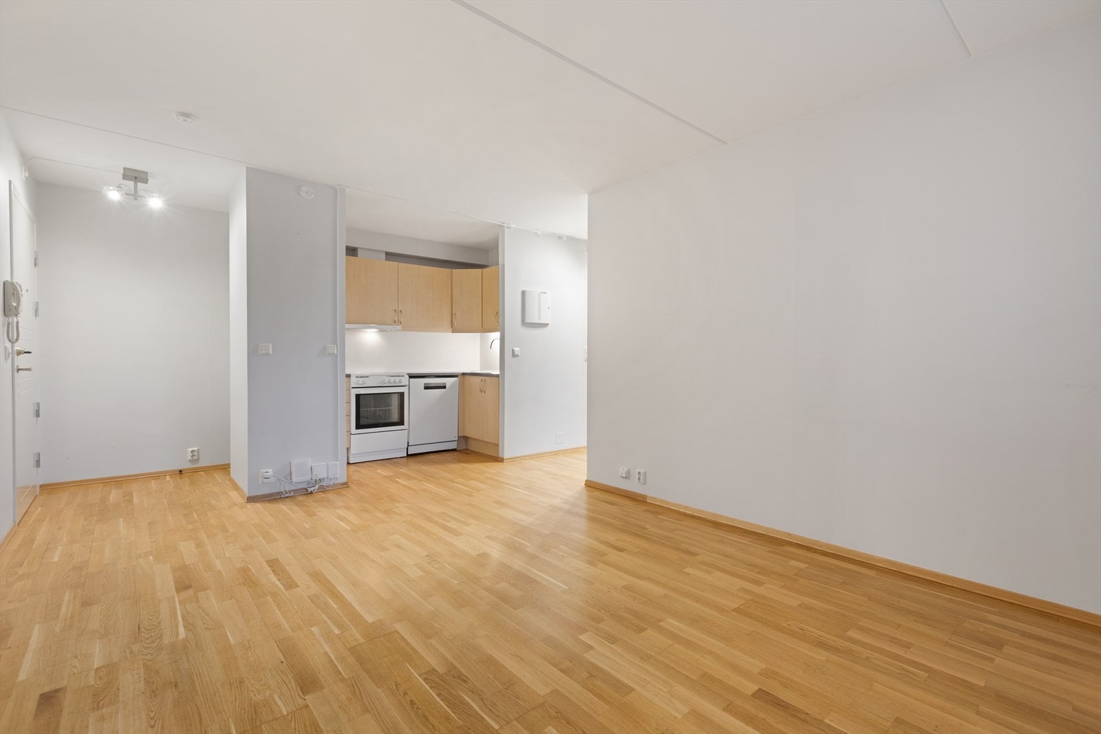 Stuen har en takhøyde på 2,42 meter, som bidrar til en god romfølelse. Galleribilde