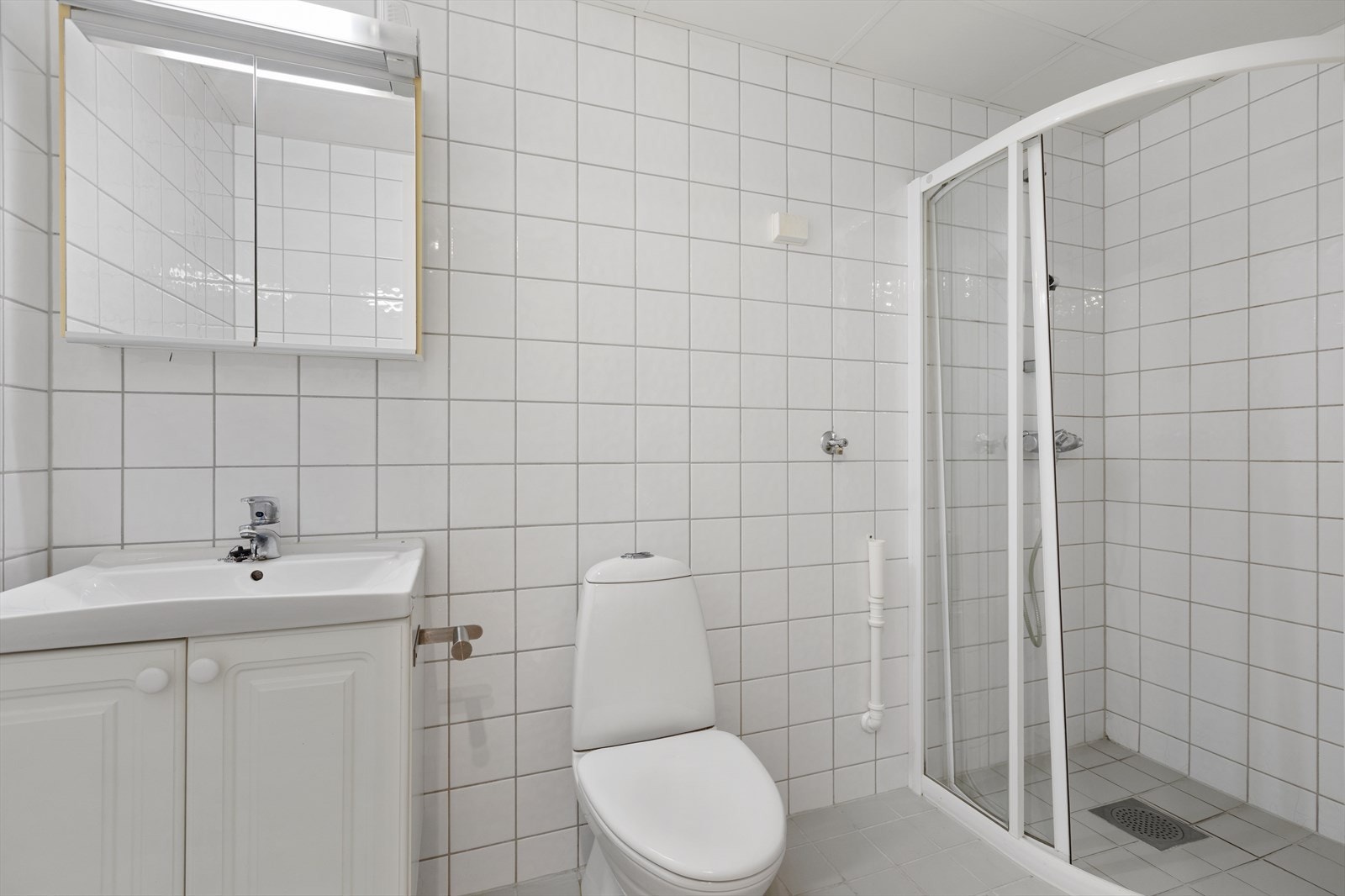 Badet er helfliset og har elektriske varmekabler i gulvet for ekstra komfort. Galleribilde