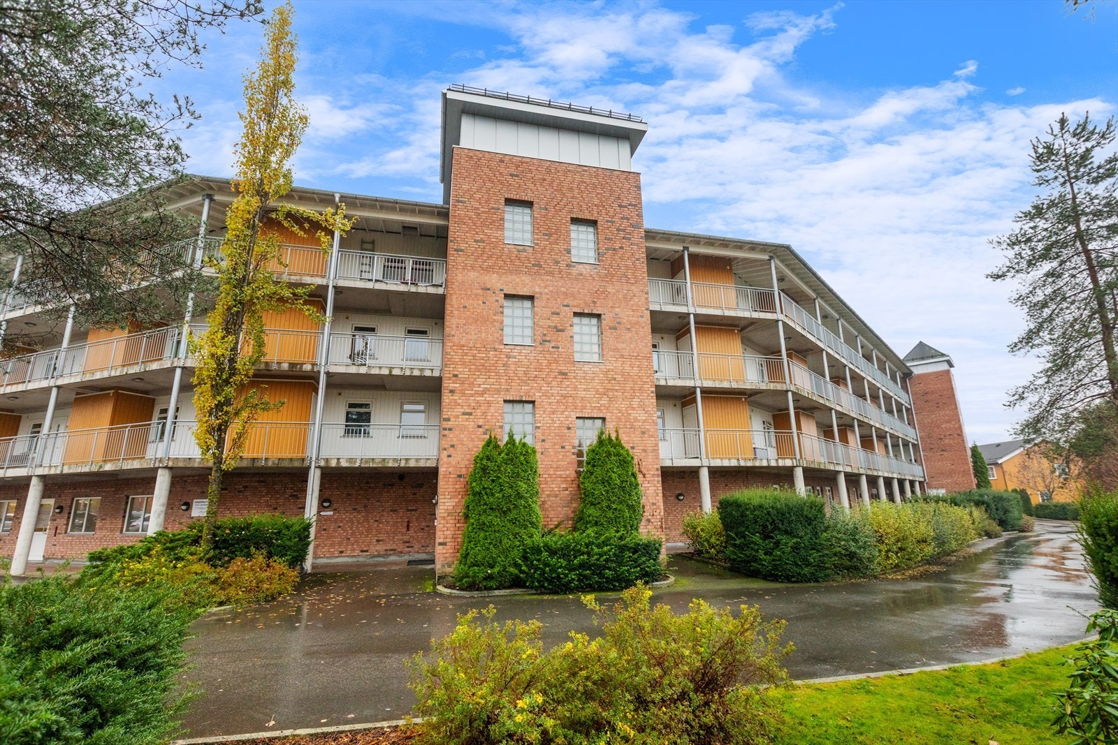 Leiligheten ligger i 2. etasje i en boligblokk fra 2005, med heis i bygget. Galleribilde