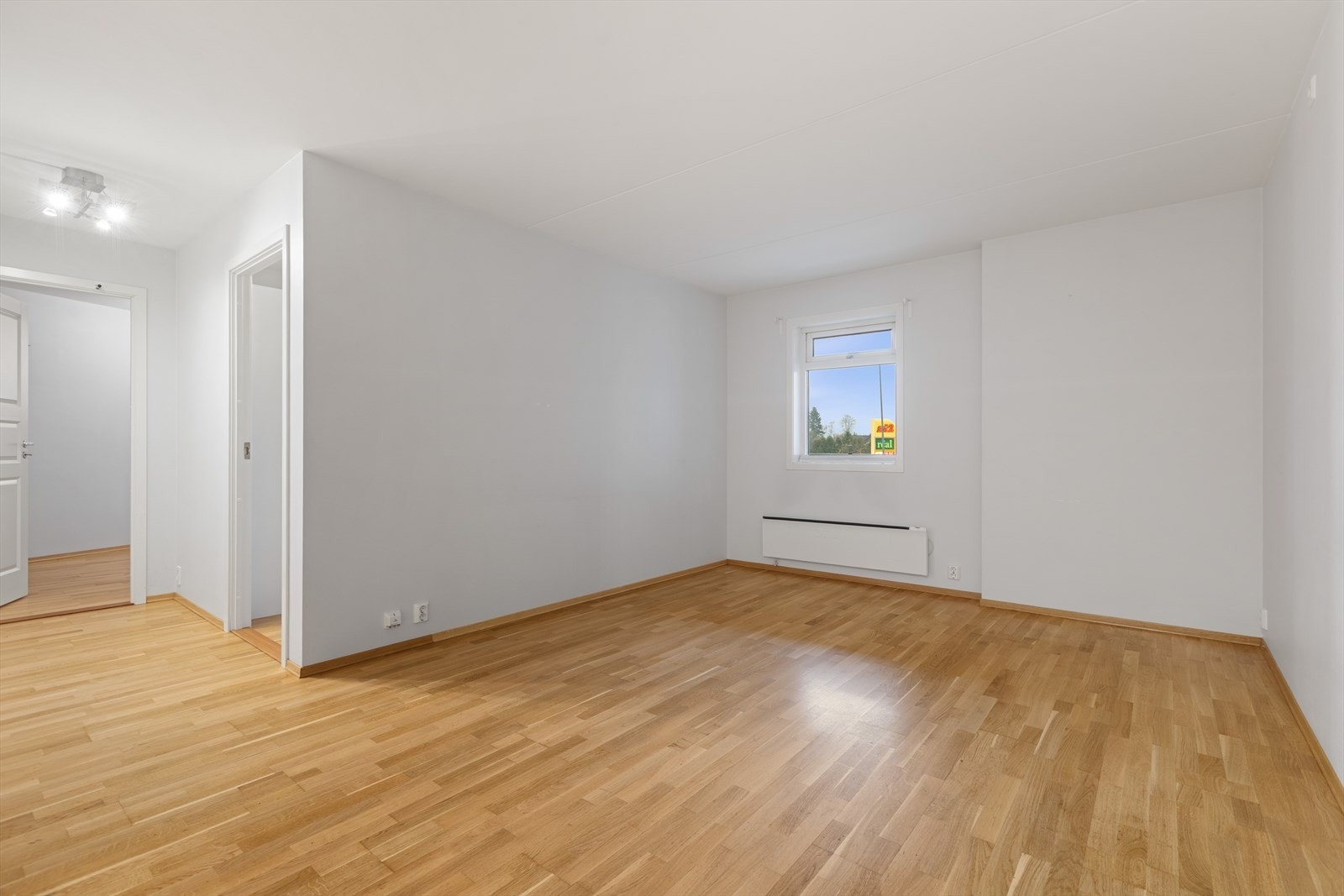 Gjennomgående parkett og malte flater gir et helhetlig inntrykk og et godt utgangspunkt. Galleribilde