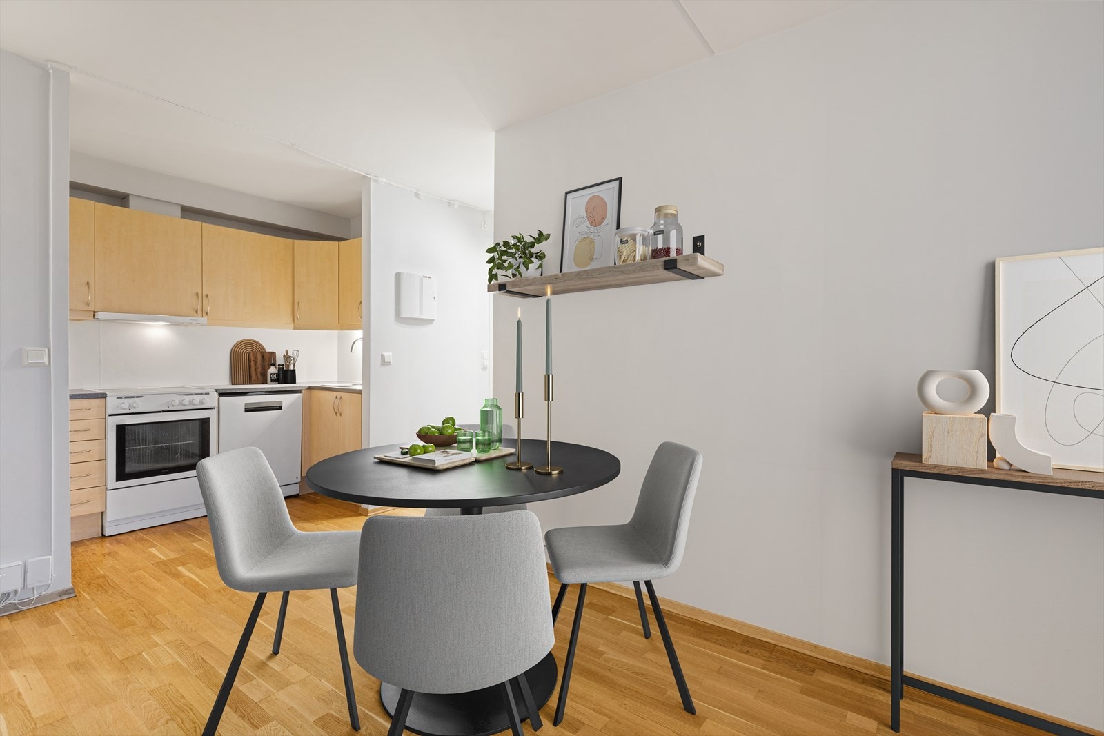 Den åpne sonen gir plass til både sofagruppe og en egen spiseplass. Galleribilde