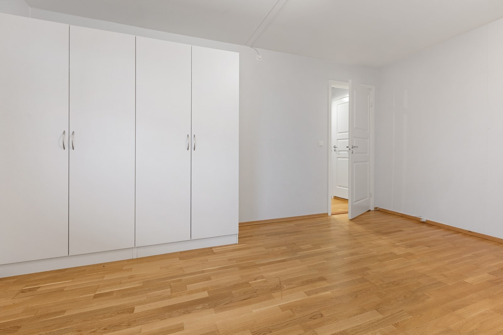 Medfølgende garderobeskap sørger for gode oppbevaringsmuligheter. Galleribilde