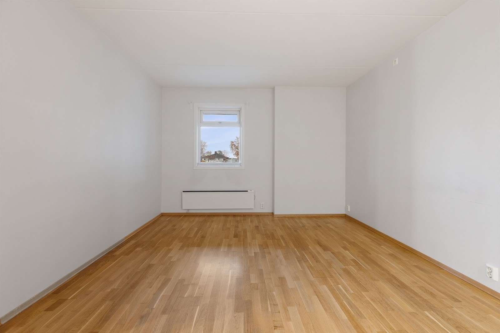 Leiligheten varmes opp med elektriske panelovner. Galleribilde