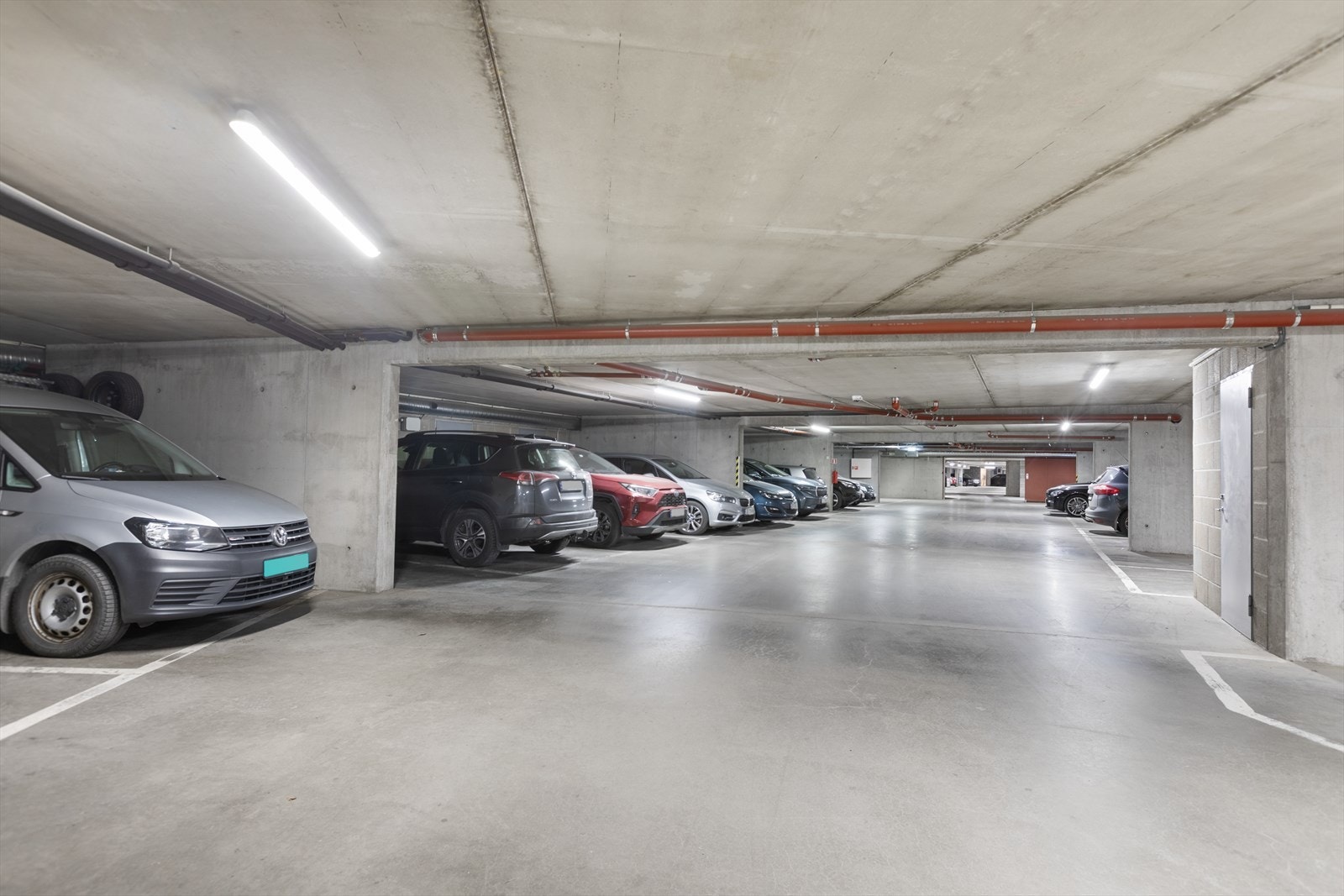 Det er tilrettelagt for elbillading i garasjeanlegget, og det medfølger en utvendig bod. Galleribilde