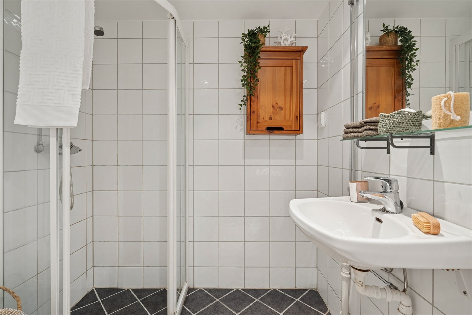 Flislagt bad med opplegg for vaskemaskin Galleribilde