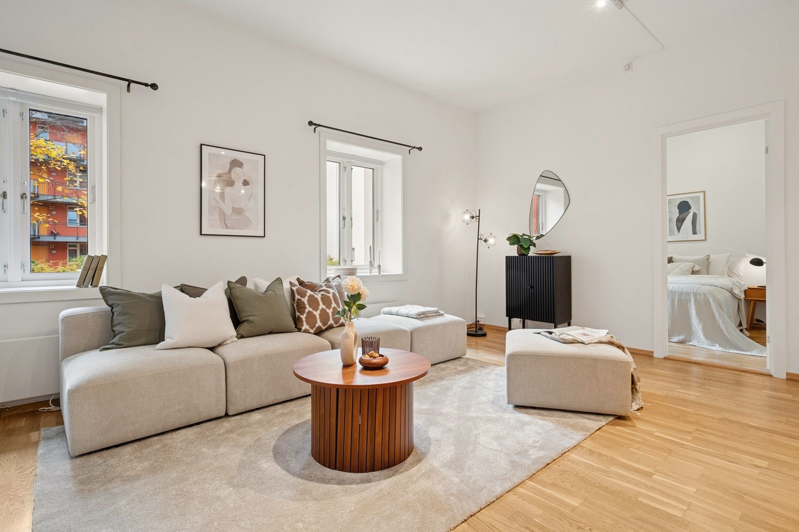 Stuen er lys og luftig med store vindusflater og god takhøyde på 2,87 meter Galleribilde