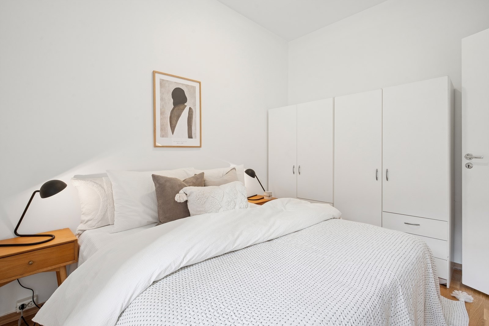 Rikelig med lagringsplass i det romslige garderobeskapet Galleribilde