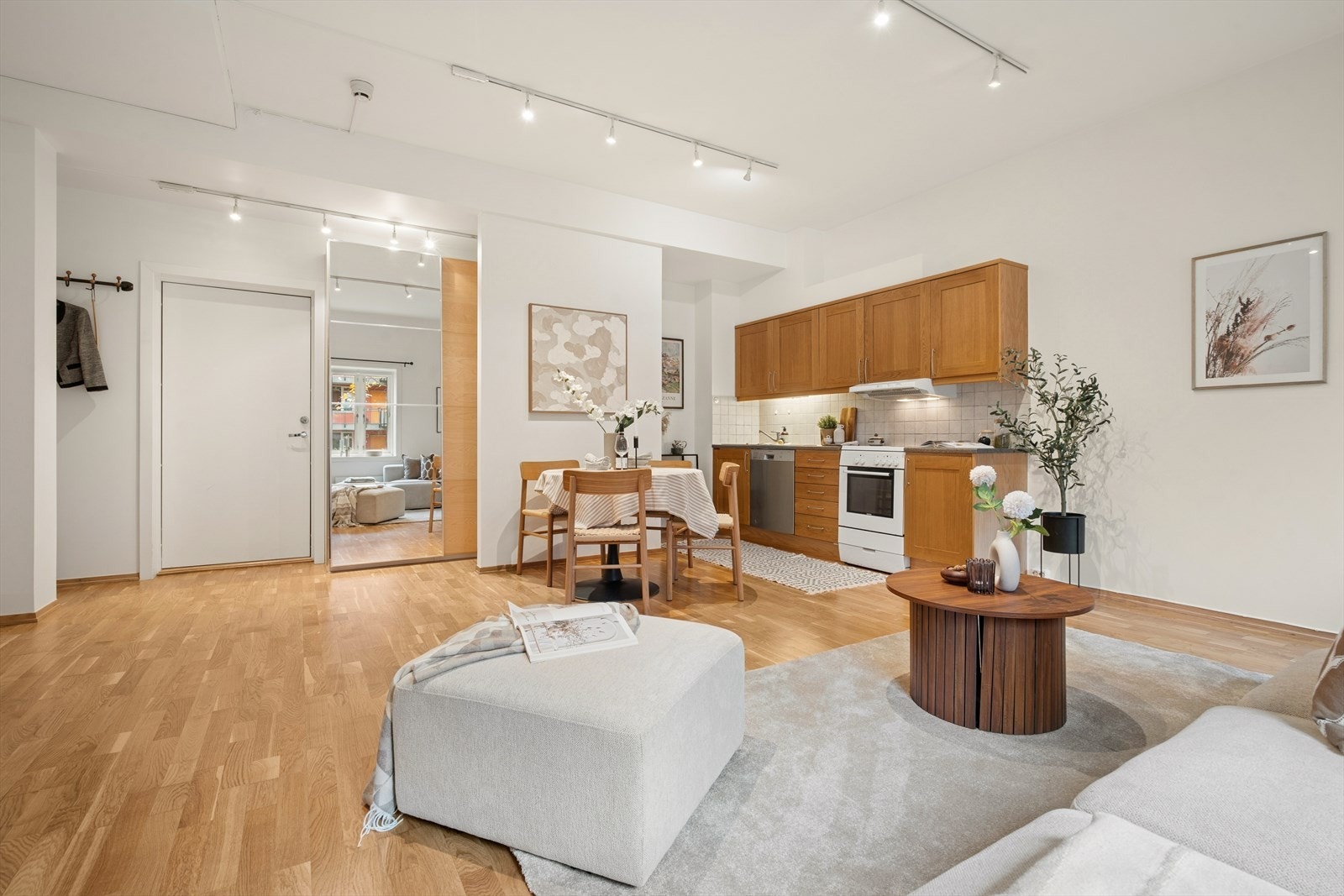 Fin løsning med ekstra garderobeplass i entrén Galleribilde