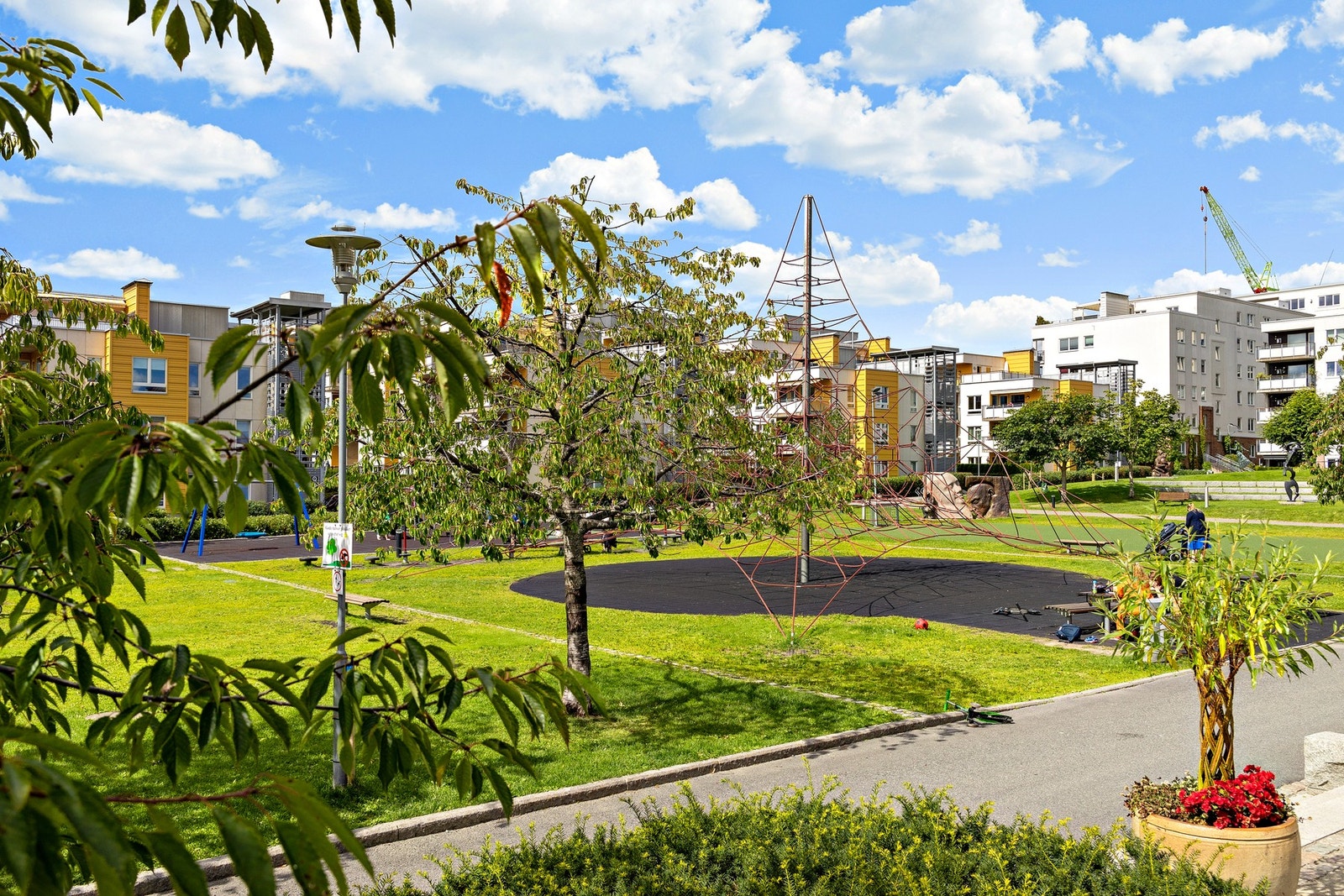 Peer Gynt parken et steinkast unna. Galleribilde