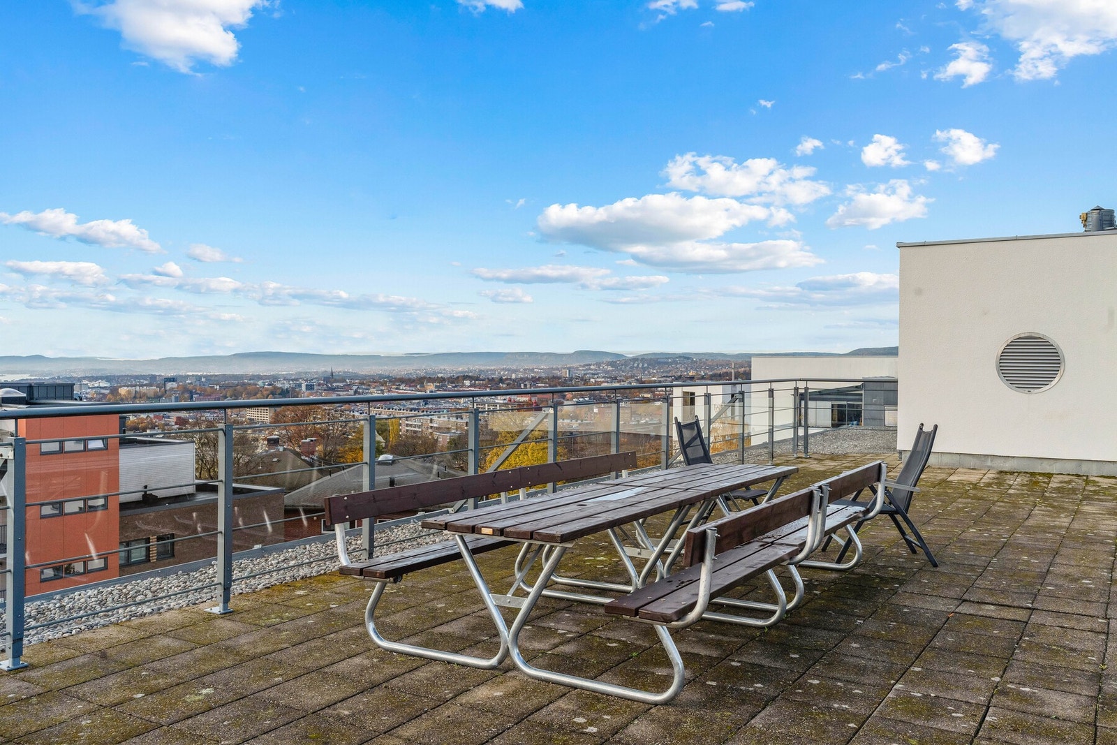 Felles takterrasse med nydelig utsikt og lang solgang. Galleribilde