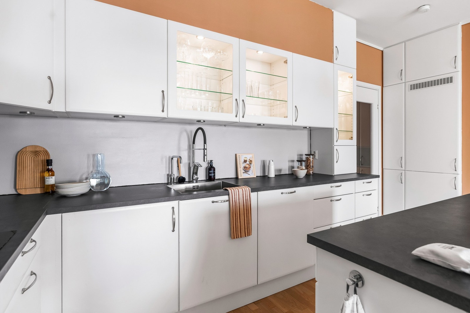 Benkeplate i laminat kombinert med glatte fronter og glassfelt. Galleribilde