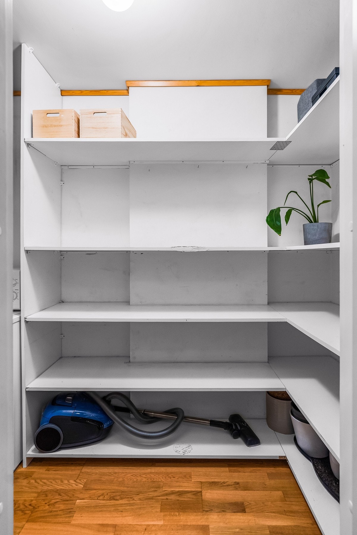 Den innvendige boden er perfekt for oppbevaring av sesongutstyr og sportsutstyr. Boden er på 3,5 kvm. I tillegg har man en svær bod på 9 kvm i kjeller som medfølger! Galleribilde