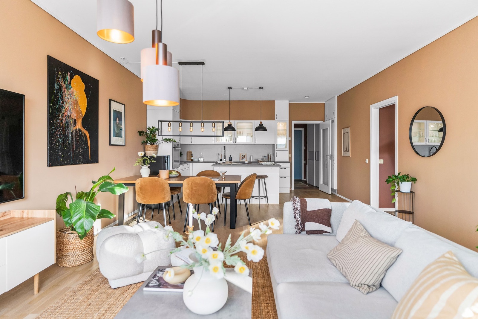 Videre inn i stuen. Galleribilde