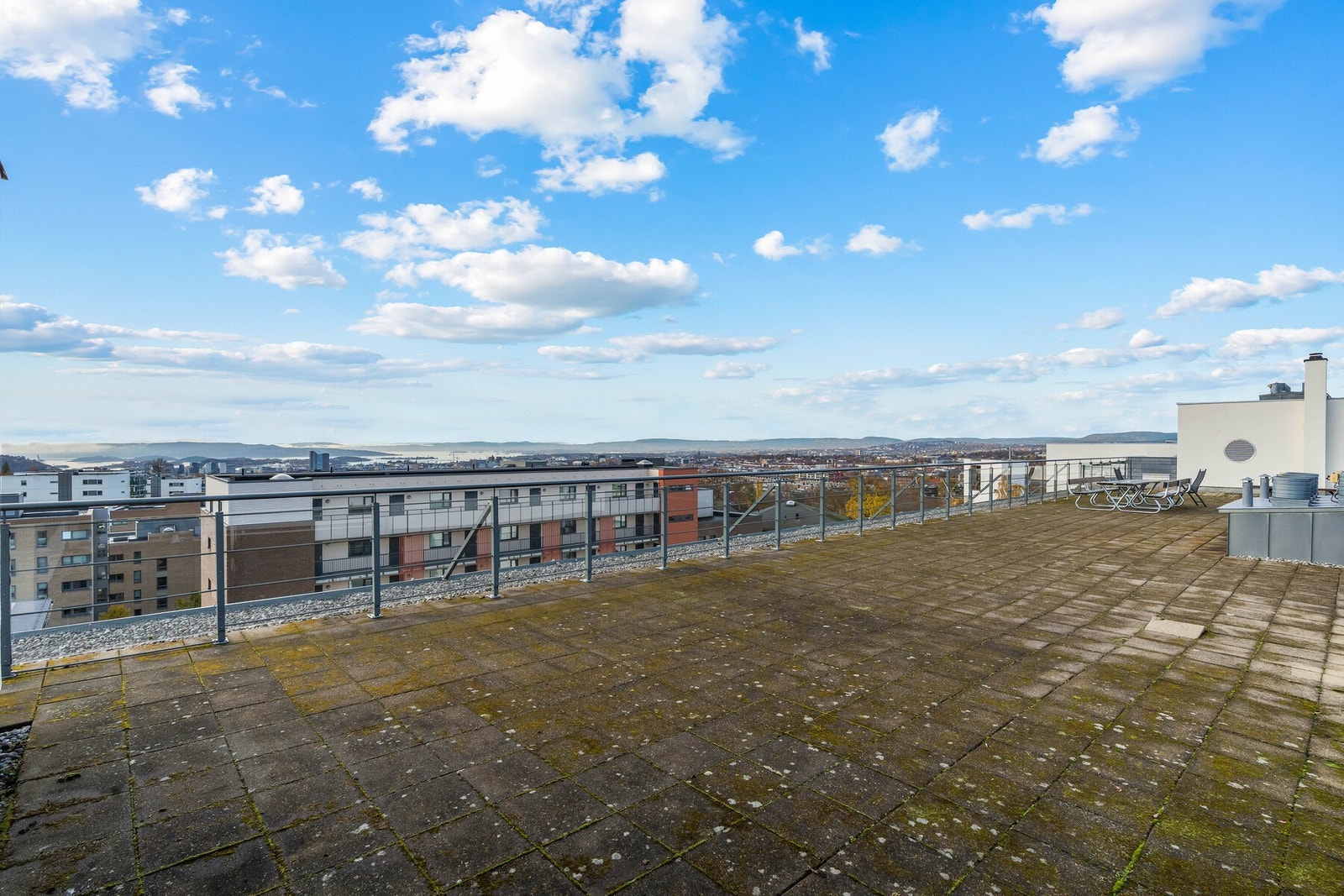Nyt sommerkveldene med panoramautsikt over byen. Galleribilde