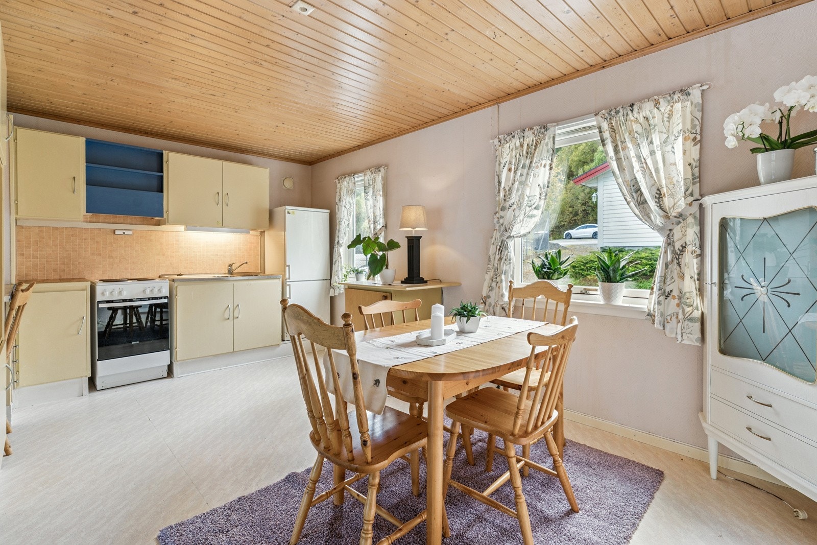 Kjøkkenet er romsleg med fint lysinnslepp Galleribilde