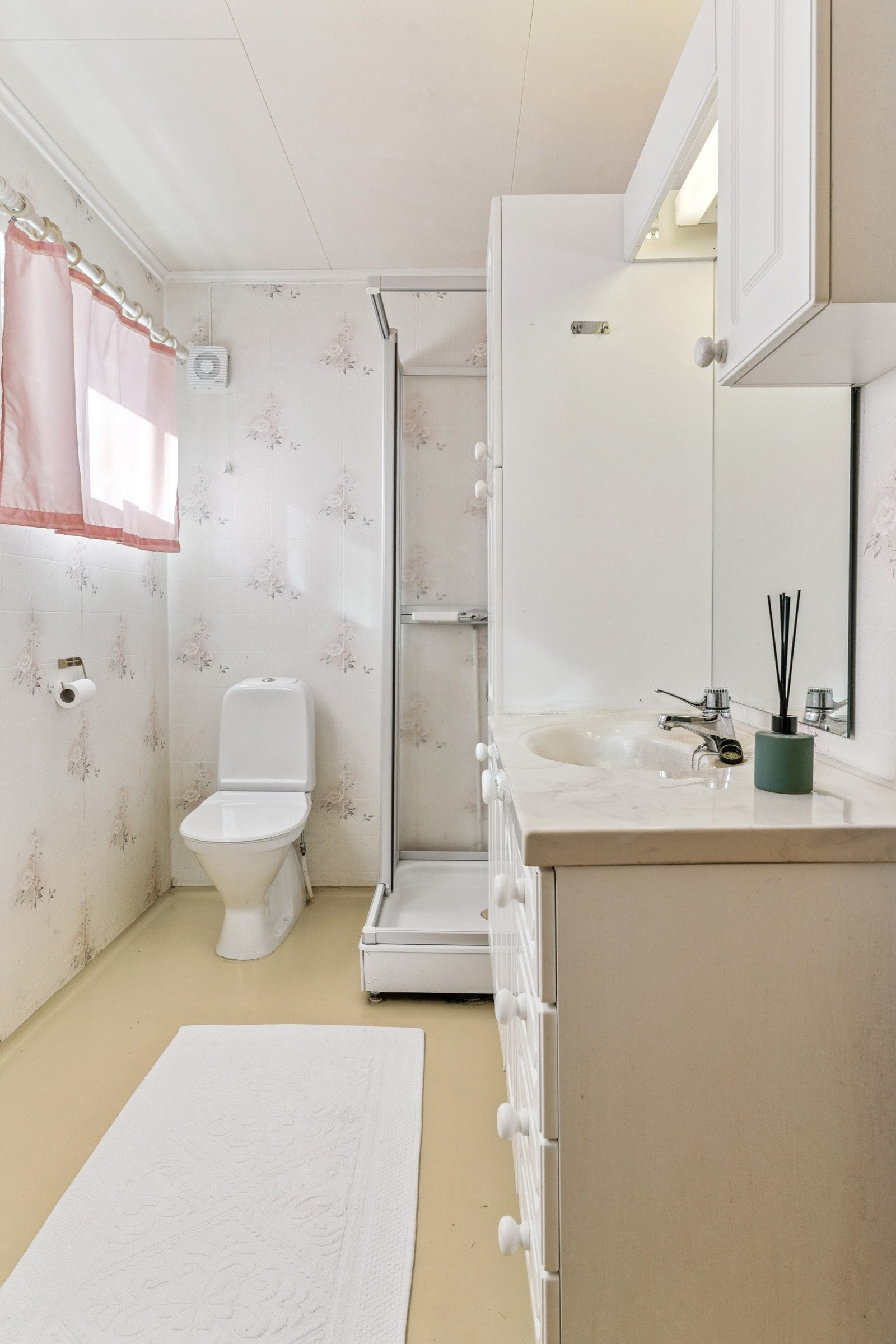 Lyst bad med innreiing med servant og god oppbevaringsplass Galleribilde