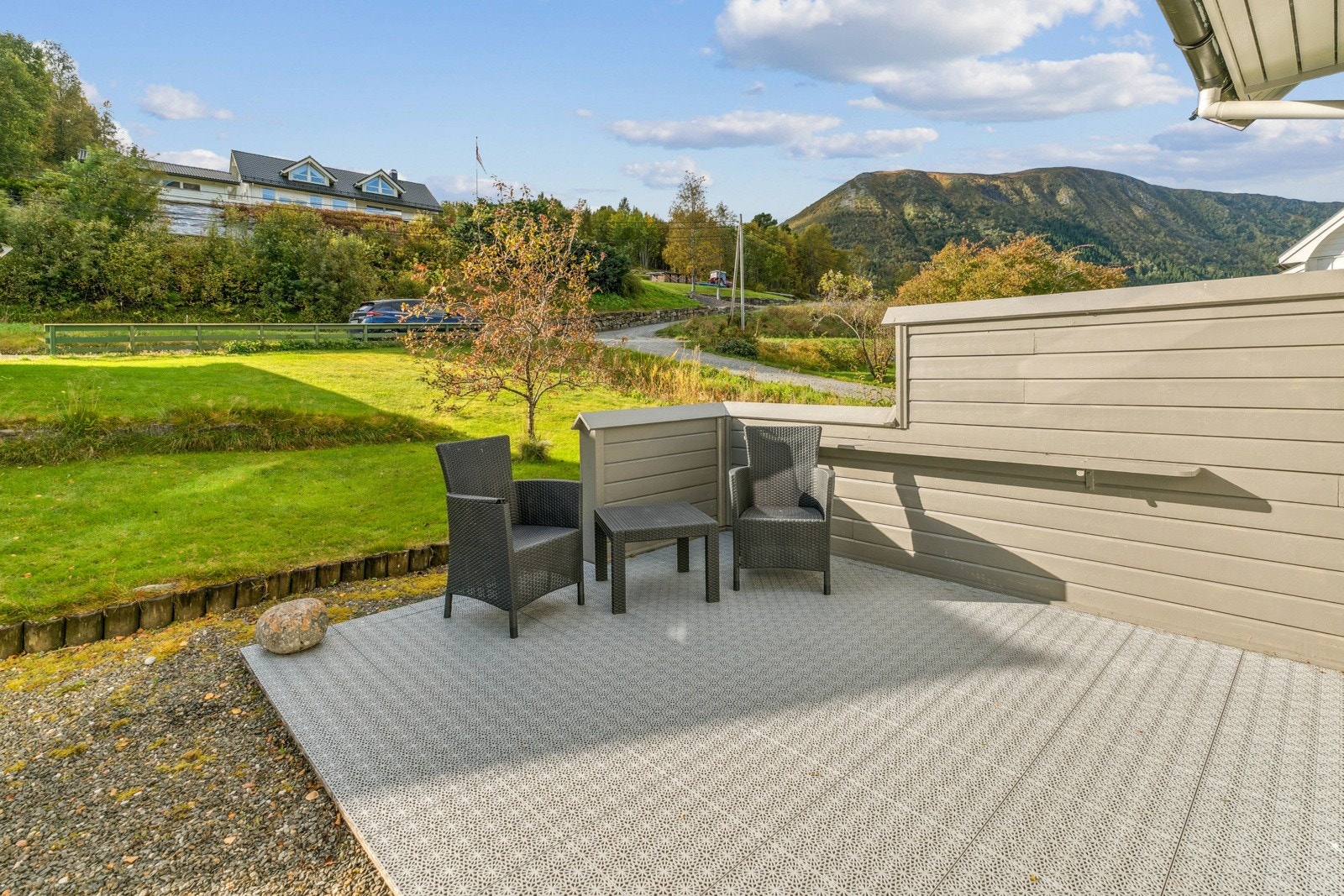 Triveleg uteplass ved inngangspartiet med levegg mot nabo og plass til variert utemøblement Galleribilde