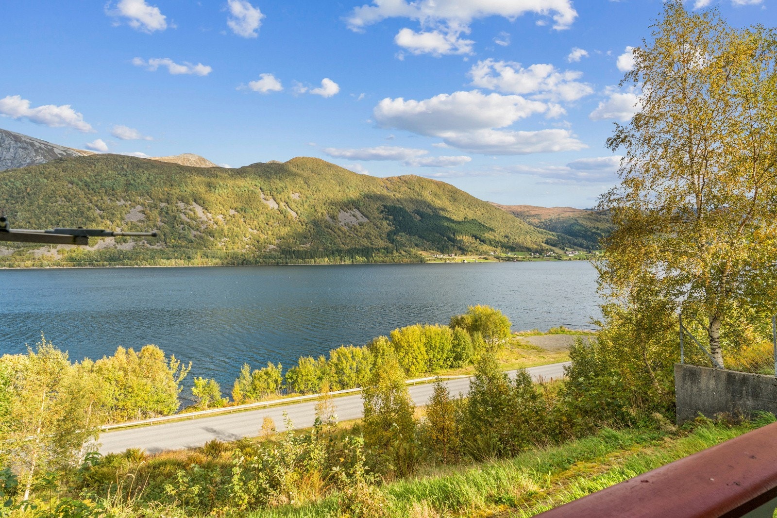 Eigedomen ligg fint til og har flott utsikt over Syvdsfjoden og mot Breiteigsfjella Galleribilde