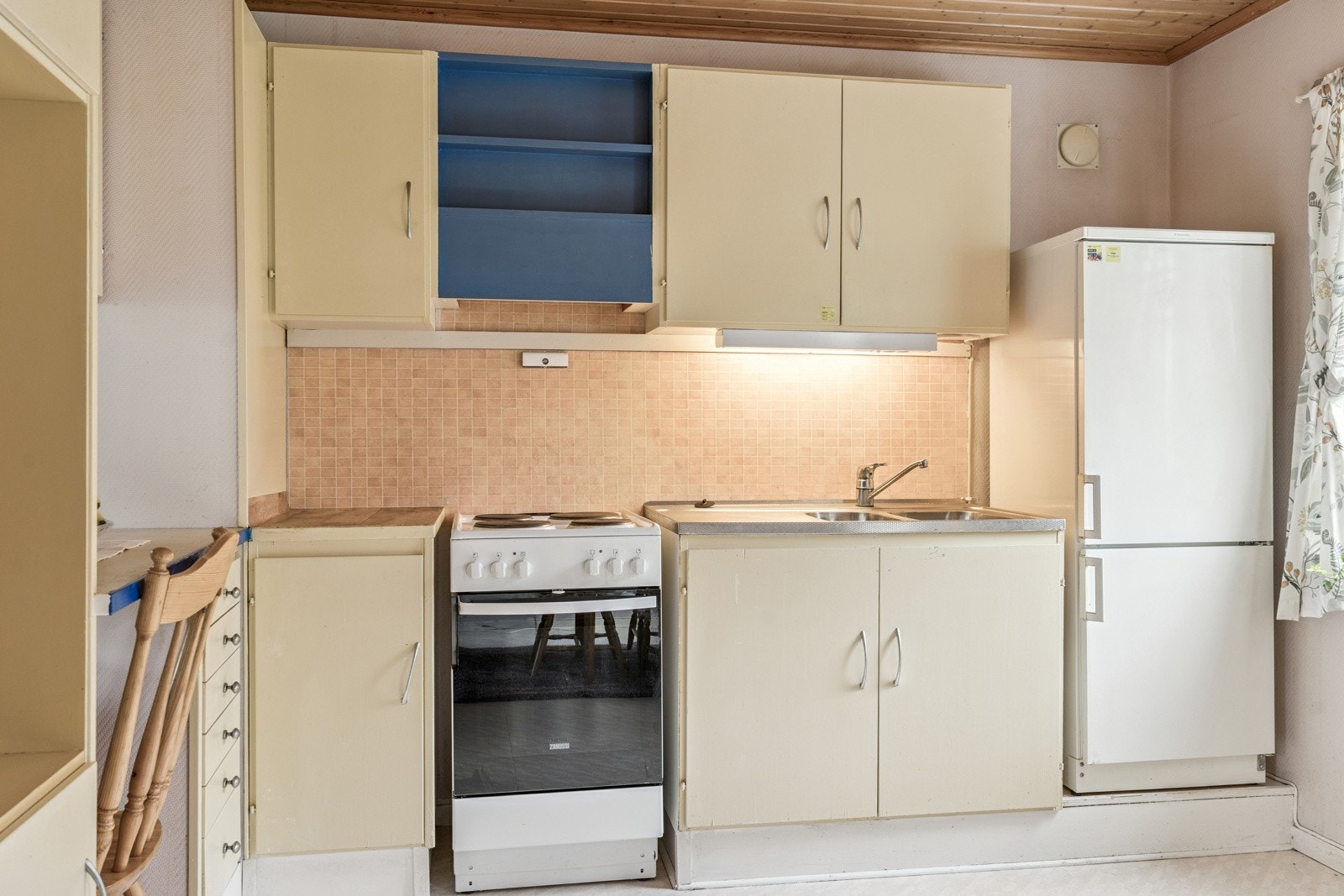 Enkel innreiing med malte glatte frontar Galleribilde