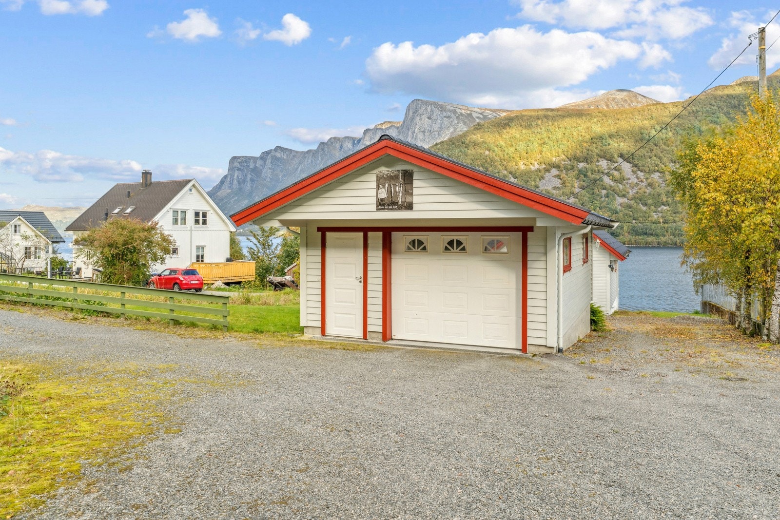 Romsleg garasje med plass til bil og noko oppbevaring Galleribilde