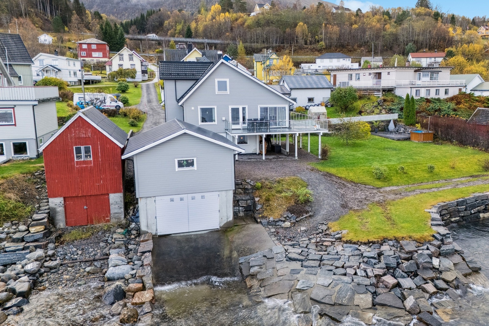 Naustet ble oppført i 1998 og garasjen i 2003 Galleribilde