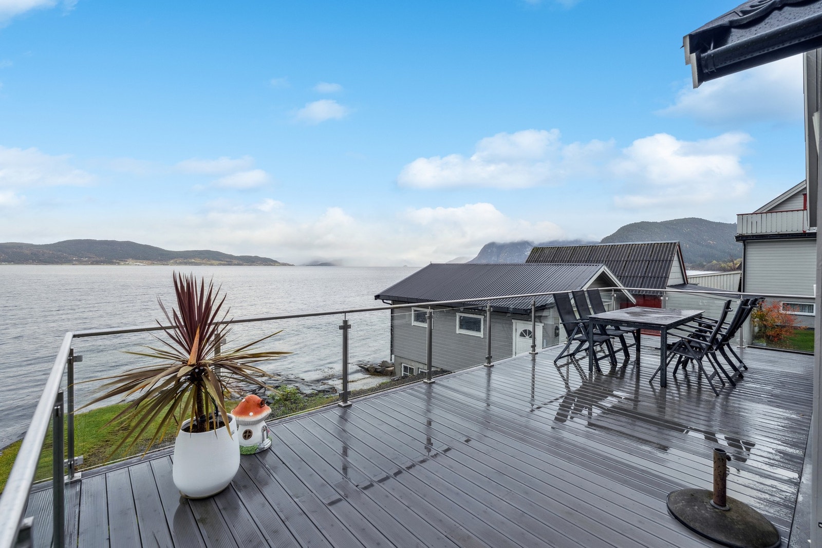 Veranda med glassrekkverk ble bygd i 2019 Galleribilde