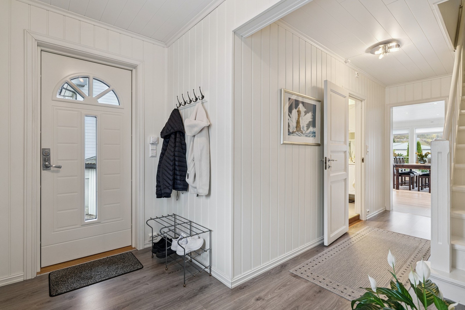 Entré og gang. Deler av gangen har varme i gulv Galleribilde