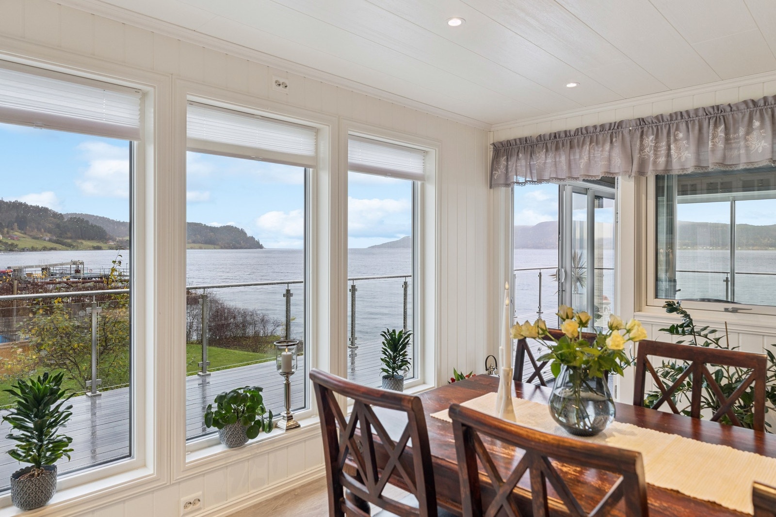 Fra kjøkkenet har man flott utsikt og direkte utgang til vinterstue og terrassen Galleribilde