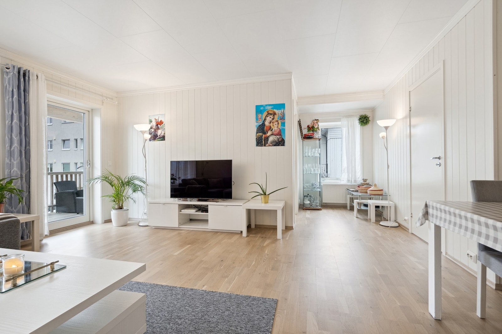 En romslig og sentral selveierleilighet beliggende i 2. etasje fra 2015. Galleribilde