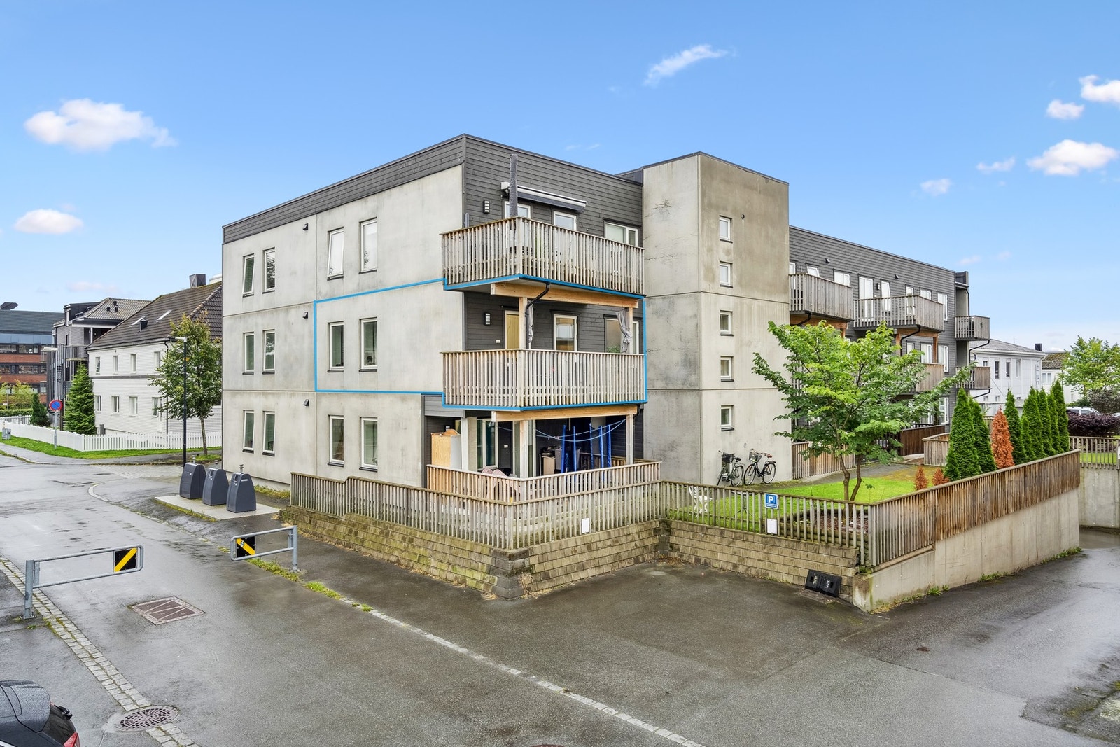 Her har man solen store deler av dagen og utsikt mot tunet/Innherredsvegen. Galleribilde