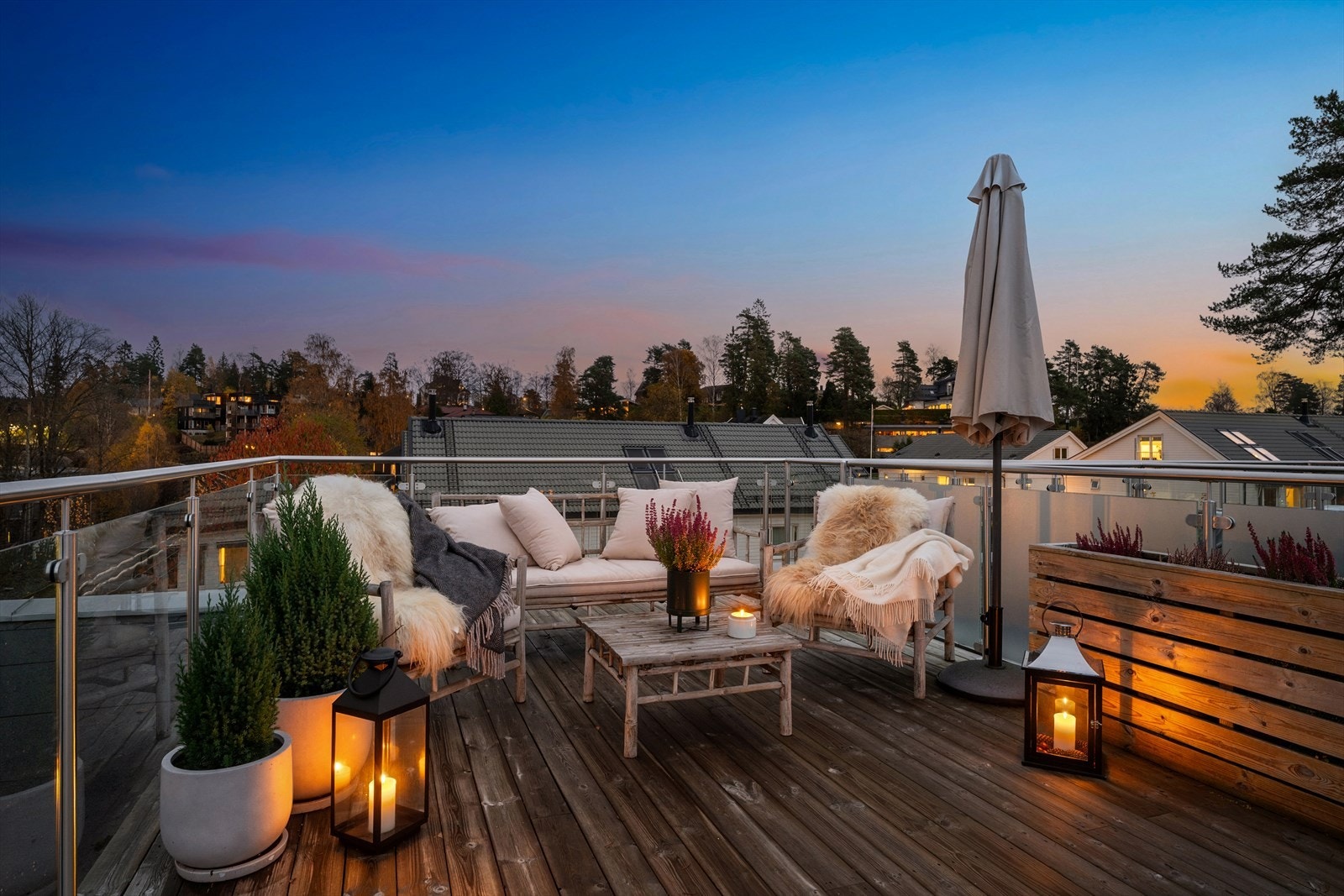 Nydelig takterrasse ved tilkomst fra utvendig trapp på ca. 29 m² med meget gode solforhold Galleribilde