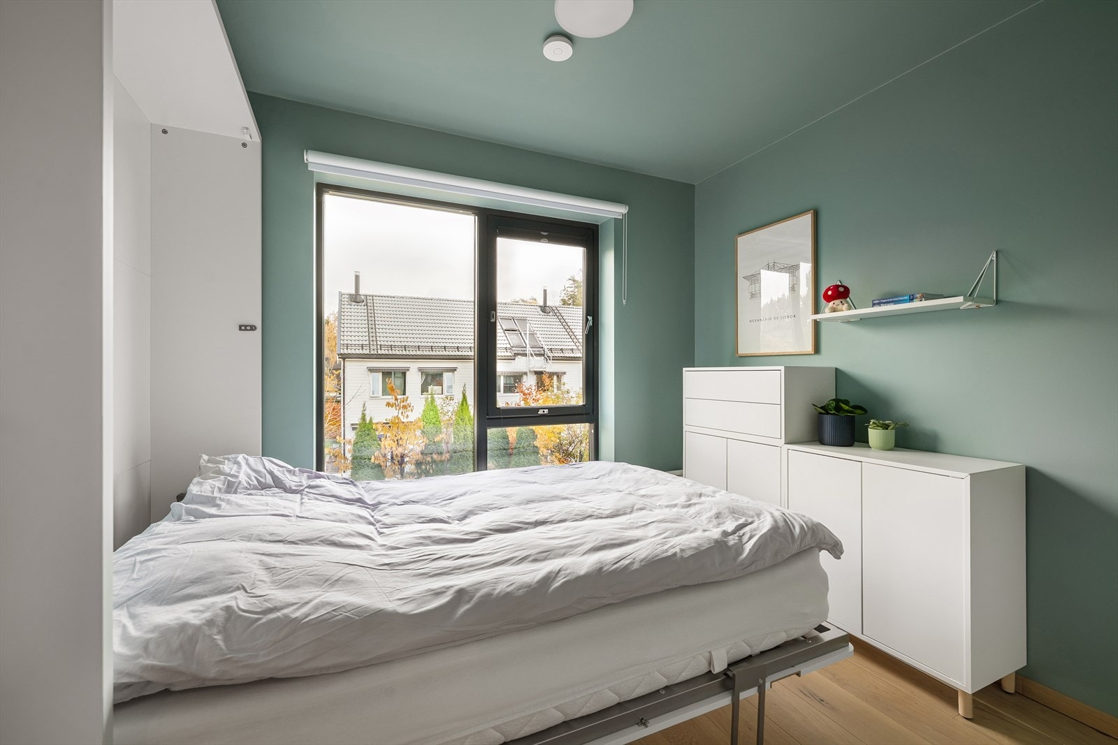 Soverom nr. 2 er innredet med en praktisk, nedfellbar seng som frigjør gulvplass Galleribilde