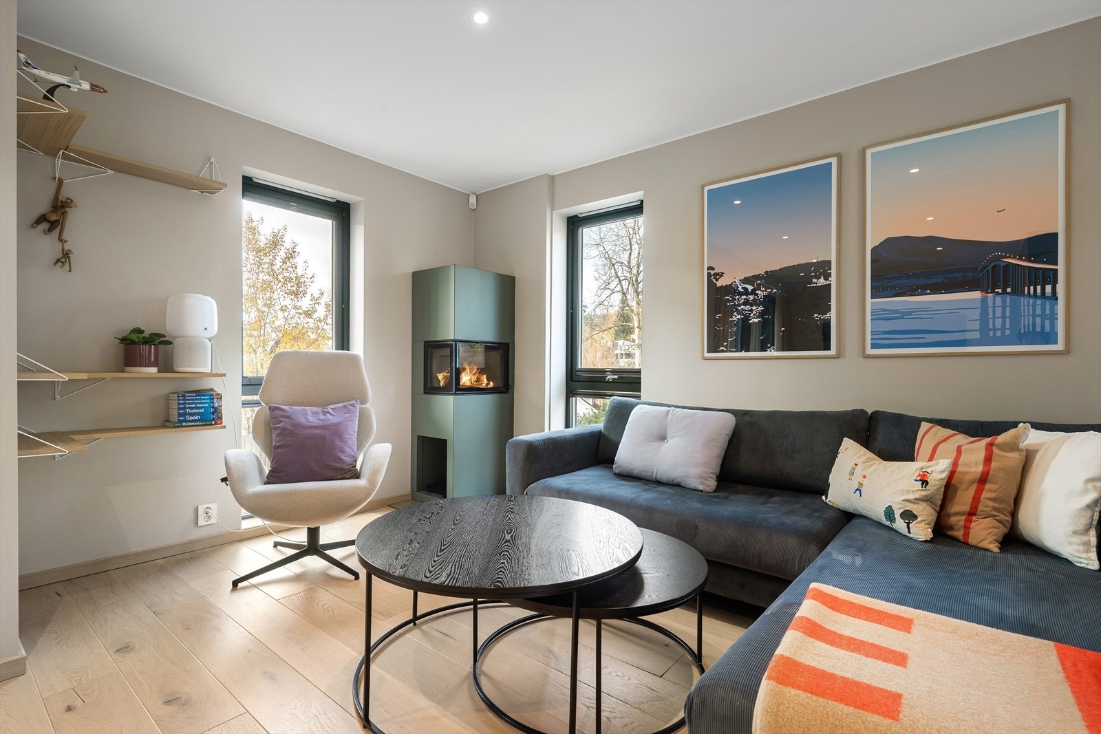 Hyggelig vedovn som skaper hygge og varme på kalde og mørke vinterdager Galleribilde